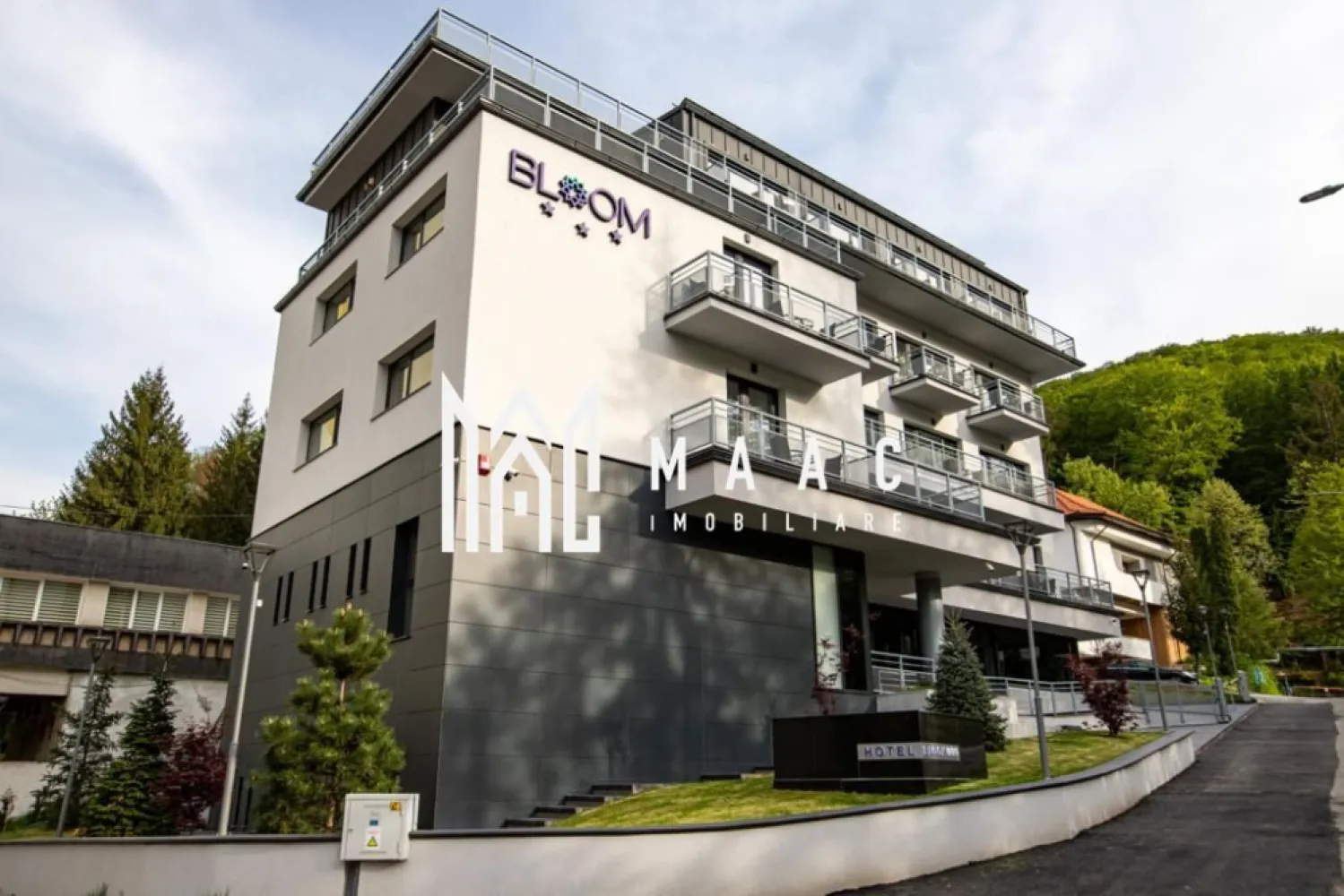 Hotel Nou de Vanzare I Caciulata I Operational - Hotel de 3 stele, central poziționat în Stațiunea balneoclimaterică Călimănești - Caciulata, cu o suprafață construită de 1420 de metri pătrați, situat pe un teren de 872 de metri pătrați, care se vinde împreună cu un teren adiacent de 1157 de metri pătrați, destinat parcării hotelului. 
Hotelul ocupă o suprafață de 268 mp la sol și dispune de 1420 mp de spații construite, incluzând o zonă de recepție, un salon pentru mic dejun, un bar, o piscină, un jacuzzi, o sală de fitness și o terasă deschisă pe acoperiș. De asemenea, hotelul este dotat cu un lift panoramic și oferă 21 de unități de cazare, dintre care 3 apartamente, două camere duble, două camere single și 14 camere matrimoniale, fiecare având balcoane ce oferă vederi ideale pentru momente de relaxare. Toate camerele și spațiile comune sunt complet mobilate, utilate și finisate modern, având gresie și faianță în băi, mochetă în camere, pardoseli WPC pe terase și balcoane, tencuială structurată, gresie antiderapantă, pardoseli din marmură lustruită cu modele realizate manual și tâmplărie din aluminiu antracit.
Hotelul dispune de toate avizele și autorizațiile necesare pentru funcționare și își desfășoară activitatea cu un flux constant de clienți pe tot parcursul anului, reprezentând o achiziție ideală și profitabilă pentru oricine dorește să investească în domeniul hotelier.
Pentru mai multe detalii precizati telefonic ca ati vazut anuntul cu ID CP3166598