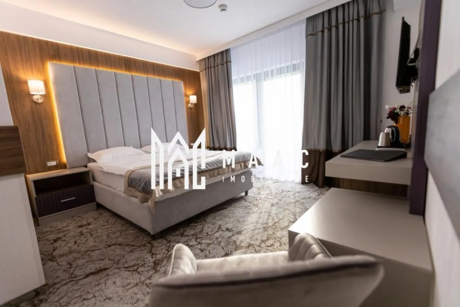 Hotel Nou de Vanzare I Caciulata I Operational - Hotel de 3 stele, central poziționat în Stațiunea balneoclimaterică Călimănești - Caciulata, cu o suprafață construită de 1420 de metri pătrați, situat pe un teren de 872 de metri pătrați, care se vinde împreună cu un teren adiacent de 1157 de metri pătrați, destinat parcării hotelului. 
Hotelul ocupă o suprafață de 268 mp la sol și dispune de 1420 mp de spații construite, incluzând o zonă de recepție, un salon pentru mic dejun, un bar, o piscină, un jacuzzi, o sală de fitness și o terasă deschisă pe acoperiș. De asemenea, hotelul este dotat cu un lift panoramic și oferă 21 de unități de cazare, dintre care 3 apartamente, două camere duble, două camere single și 14 camere matrimoniale, fiecare având balcoane ce oferă vederi ideale pentru momente de relaxare. Toate camerele și spațiile comune sunt complet mobilate, utilate și finisate modern, având gresie și faianță în băi, mochetă în camere, pardoseli WPC pe terase și balcoane, tencuială structurată, gresie antiderapantă, pardoseli din marmură lustruită cu modele realizate manual și tâmplărie din aluminiu antracit.
Hotelul dispune de toate avizele și autorizațiile necesare pentru funcționare și își desfășoară activitatea cu un flux constant de clienți pe tot parcursul anului, reprezentând o achiziție ideală și profitabilă pentru oricine dorește să investească în domeniul hotelier.
Pentru mai multe detalii precizati telefonic ca ati vazut anuntul cu ID CP3166598