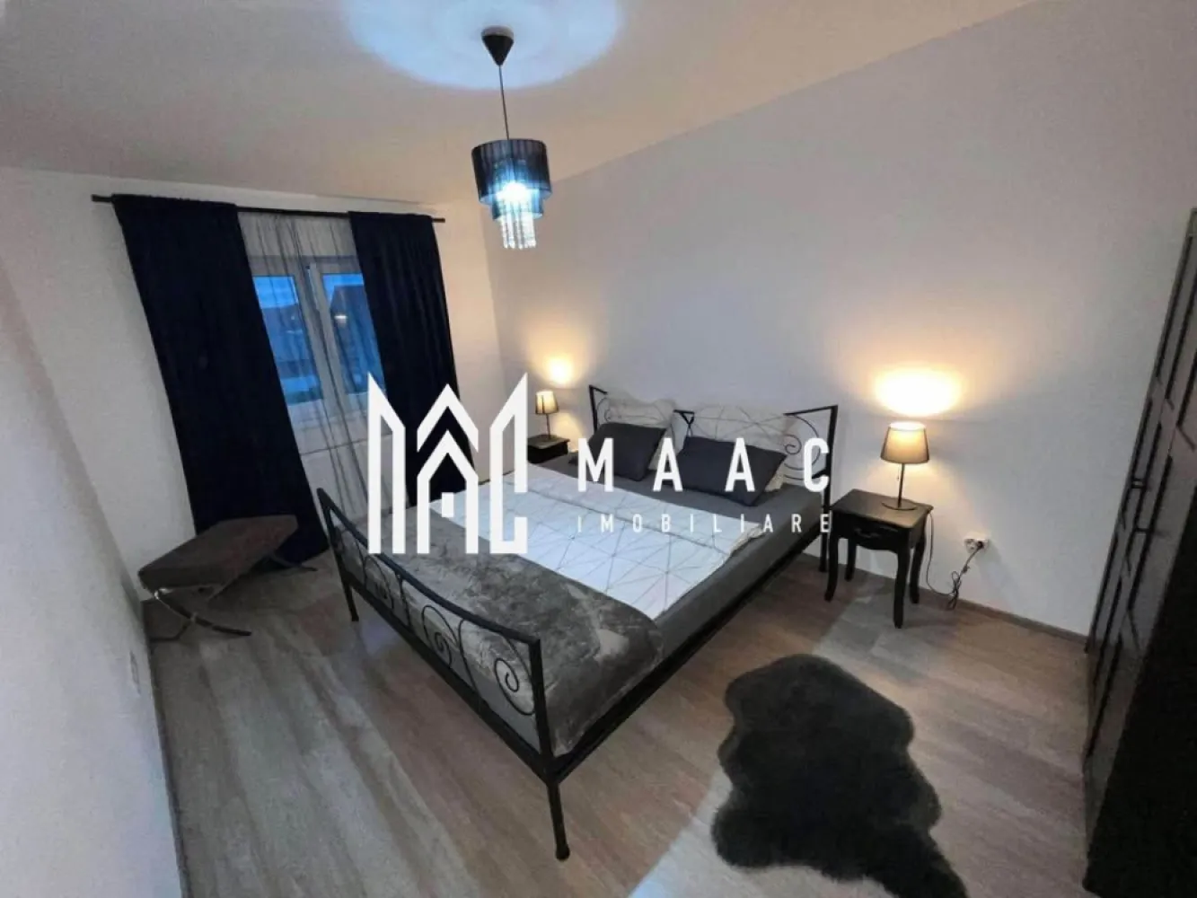 Apartament 2 camere | Mobilat și utilat | Etaj 2 | Arhitecților - Maac Imobiliare prezintă un apartament cu 2 camere decomandat, situat într-una dintre cele mai liniștite și apreciate zone rezidențiale ale orașului Sibiu – Calea Cisnădiei, în zona Arhitecților. Locuința este ideală atât pentru rezidență proprie, cât și pentru investiție, datorită poziționării într-un cartier în continuă dezvoltare și a accesului facil către oraș. Apartamentul are o suprafață utilă de 55 mp și este situat la etajul 2 din 3 al unui imobil construit în 2019, într-un ansamblu modern, cu străzi asfaltate și infrastructură completă. Locuința se vinde exact cum se prezintă în poze – complet mobilată și utilată, inclusiv cu aer condiționat și electrocasnice de calitate, ceea ce înseamnă că este gata de mutat sau de închiriat imediat. Compartimentarea este practică și funcțională: • Living luminos, amenajat modern • Dormitor confortabil, cu mobilier de calitate • Bucătărie separată, complet utilată • Baie spațioasă, cu finisaje contemporane • Balcon cu acces din living – perfect pentru momente de relaxare Dotări și avantaje: • Mobilier și electrocasnice incluse în preț • Aer condiționat • Centrală termică proprie și geamuri termopan • Clasă energetică A – eficiență și costuri reduse • Etaj intermediar (2 din 3) – poziție excelentă în bloc • Bloc construit în 2019 – standarde moderne Zona Arhitecților oferă numeroase facilități: • Acces rapid către oraș prin Calea Cisnădiei • Străzi asfaltate și iluminat public • Stație de autobuz în apropiere • Supermarket Lidl și alte magazine la câteva minute • Cartier în dezvoltare, cu infrastructură nouă și vecinătate selectă 📞 Pentru mai multe detalii, vă rugăm să menționați telefonic ID-ul anunțului: CP2898764 }}