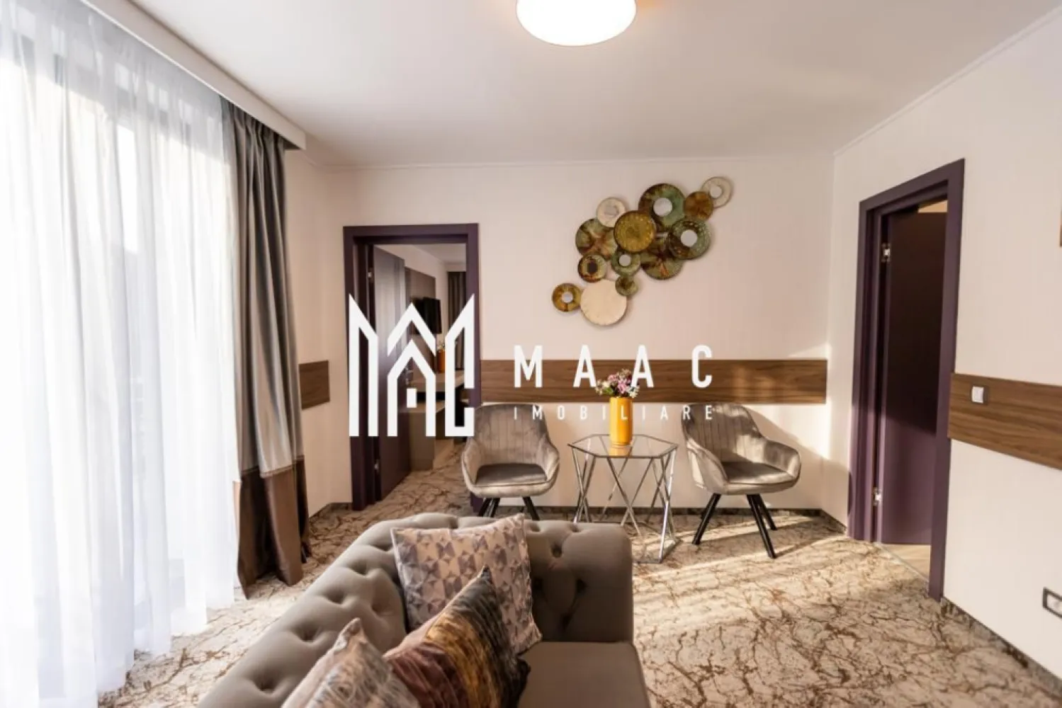 Hotel Nou de Vanzare I Caciulata I Operational - Hotel de 3 stele, central poziționat în Stațiunea balneoclimaterică Călimănești - Caciulata, cu o suprafață construită de 1420 de metri pătrați, situat pe un teren de 872 de metri pătrați, care se vinde împreună cu un teren adiacent de 1157 de metri pătrați, destinat parcării hotelului. 
Hotelul ocupă o suprafață de 268 mp la sol și dispune de 1420 mp de spații construite, incluzând o zonă de recepție, un salon pentru mic dejun, un bar, o piscină, un jacuzzi, o sală de fitness și o terasă deschisă pe acoperiș. De asemenea, hotelul este dotat cu un lift panoramic și oferă 21 de unități de cazare, dintre care 3 apartamente, două camere duble, două camere single și 14 camere matrimoniale, fiecare având balcoane ce oferă vederi ideale pentru momente de relaxare. Toate camerele și spațiile comune sunt complet mobilate, utilate și finisate modern, având gresie și faianță în băi, mochetă în camere, pardoseli WPC pe terase și balcoane, tencuială structurată, gresie antiderapantă, pardoseli din marmură lustruită cu modele realizate manual și tâmplărie din aluminiu antracit.
Hotelul dispune de toate avizele și autorizațiile necesare pentru funcționare și își desfășoară activitatea cu un flux constant de clienți pe tot parcursul anului, reprezentând o achiziție ideală și profitabilă pentru oricine dorește să investească în domeniul hotelier.
Pentru mai multe detalii precizati telefonic ca ati vazut anuntul cu ID CP3166598