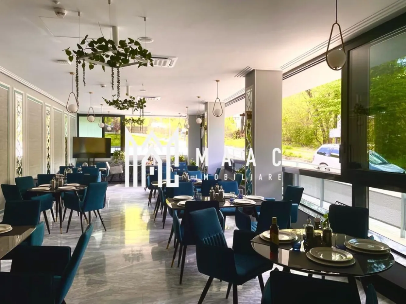 Hotel Nou de Vanzare I Caciulata I Operational - Hotel de 3 stele, central poziționat în Stațiunea balneoclimaterică Călimănești - Caciulata, cu o suprafață construită de 1420 de metri pătrați, situat pe un teren de 872 de metri pătrați, care se vinde împreună cu un teren adiacent de 1157 de metri pătrați, destinat parcării hotelului. 
Hotelul ocupă o suprafață de 268 mp la sol și dispune de 1420 mp de spații construite, incluzând o zonă de recepție, un salon pentru mic dejun, un bar, o piscină, un jacuzzi, o sală de fitness și o terasă deschisă pe acoperiș. De asemenea, hotelul este dotat cu un lift panoramic și oferă 21 de unități de cazare, dintre care 3 apartamente, două camere duble, două camere single și 14 camere matrimoniale, fiecare având balcoane ce oferă vederi ideale pentru momente de relaxare. Toate camerele și spațiile comune sunt complet mobilate, utilate și finisate modern, având gresie și faianță în băi, mochetă în camere, pardoseli WPC pe terase și balcoane, tencuială structurată, gresie antiderapantă, pardoseli din marmură lustruită cu modele realizate manual și tâmplărie din aluminiu antracit.
Hotelul dispune de toate avizele și autorizațiile necesare pentru funcționare și își desfășoară activitatea cu un flux constant de clienți pe tot parcursul anului, reprezentând o achiziție ideală și profitabilă pentru oricine dorește să investească în domeniul hotelier.
Pentru mai multe detalii precizati telefonic ca ati vazut anuntul cu ID CP3166598