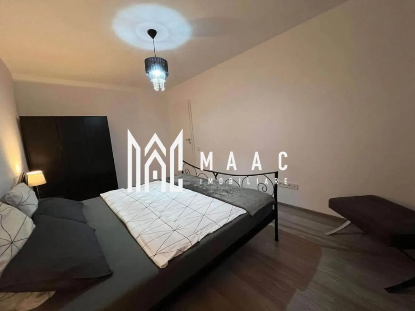 Apartament 2 camere | Mobilat și utilat | Etaj 2 | Arhitecților - Maac Imobiliare prezintă un apartament cu 2 camere decomandat, situat într-una dintre cele mai liniștite și apreciate zone rezidențiale ale orașului Sibiu – Calea Cisnădiei, în zona Arhitecților. Locuința este ideală atât pentru rezidență proprie, cât și pentru investiție, datorită poziționării într-un cartier în continuă dezvoltare și a accesului facil către oraș. Apartamentul are o suprafață utilă de 55 mp și este situat la etajul 2 din 3 al unui imobil construit în 2019, într-un ansamblu modern, cu străzi asfaltate și infrastructură completă. Locuința se vinde exact cum se prezintă în poze – complet mobilată și utilată, inclusiv cu aer condiționat și electrocasnice de calitate, ceea ce înseamnă că este gata de mutat sau de închiriat imediat. Compartimentarea este practică și funcțională: • Living luminos, amenajat modern • Dormitor confortabil, cu mobilier de calitate • Bucătărie separată, complet utilată • Baie spațioasă, cu finisaje contemporane • Balcon cu acces din living – perfect pentru momente de relaxare Dotări și avantaje: • Mobilier și electrocasnice incluse în preț • Aer condiționat • Centrală termică proprie și geamuri termopan • Clasă energetică A – eficiență și costuri reduse • Etaj intermediar (2 din 3) – poziție excelentă în bloc • Bloc construit în 2019 – standarde moderne Zona Arhitecților oferă numeroase facilități: • Acces rapid către oraș prin Calea Cisnădiei • Străzi asfaltate și iluminat public • Stație de autobuz în apropiere • Supermarket Lidl și alte magazine la câteva minute • Cartier în dezvoltare, cu infrastructură nouă și vecinătate selectă 📞 Pentru mai multe detalii, vă rugăm să menționați telefonic ID-ul anunțului: CP2898764 }}