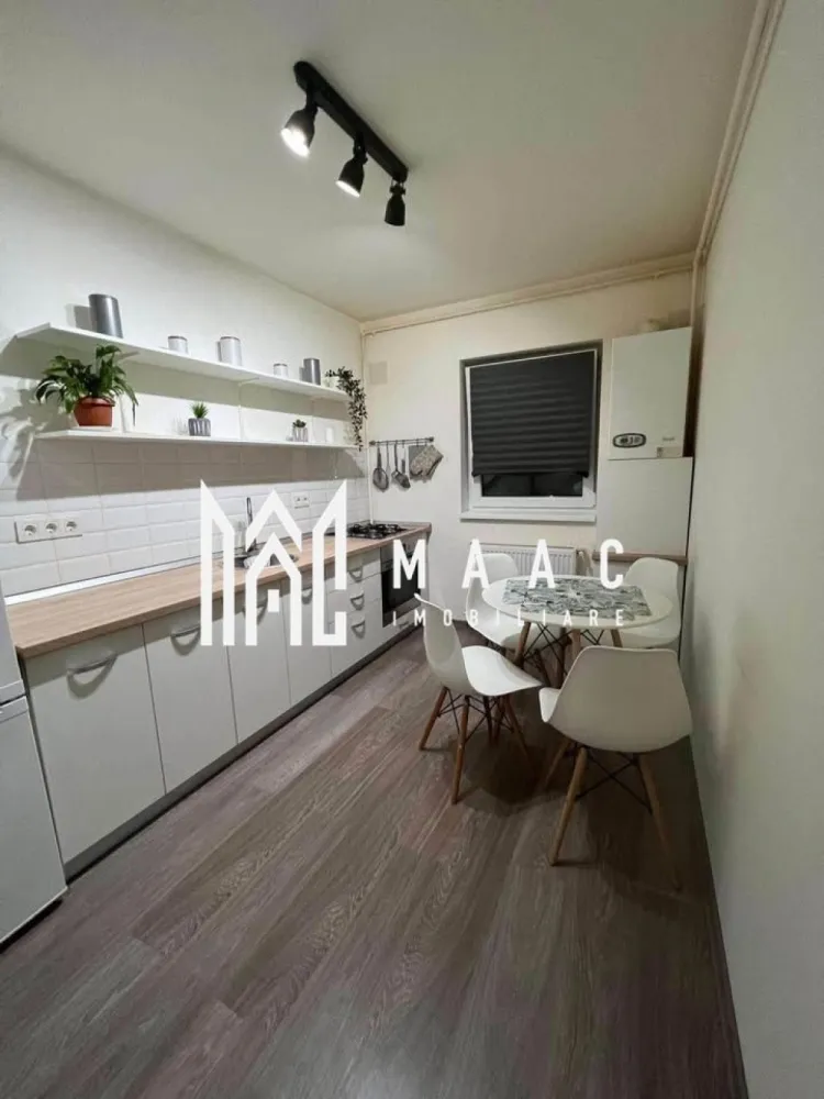 Apartament 2 camere | Mobilat și utilat | Etaj 2 | Arhitecților - Maac Imobiliare prezintă un apartament cu 2 camere decomandat, situat într-una dintre cele mai liniștite și apreciate zone rezidențiale ale orașului Sibiu – Calea Cisnădiei, în zona Arhitecților. Locuința este ideală atât pentru rezidență proprie, cât și pentru investiție, datorită poziționării într-un cartier în continuă dezvoltare și a accesului facil către oraș. Apartamentul are o suprafață utilă de 55 mp și este situat la etajul 2 din 3 al unui imobil construit în 2019, într-un ansamblu modern, cu străzi asfaltate și infrastructură completă. Locuința se vinde exact cum se prezintă în poze – complet mobilată și utilată, inclusiv cu aer condiționat și electrocasnice de calitate, ceea ce înseamnă că este gata de mutat sau de închiriat imediat. Compartimentarea este practică și funcțională: • Living luminos, amenajat modern • Dormitor confortabil, cu mobilier de calitate • Bucătărie separată, complet utilată • Baie spațioasă, cu finisaje contemporane • Balcon cu acces din living – perfect pentru momente de relaxare Dotări și avantaje: • Mobilier și electrocasnice incluse în preț • Aer condiționat • Centrală termică proprie și geamuri termopan • Clasă energetică A – eficiență și costuri reduse • Etaj intermediar (2 din 3) – poziție excelentă în bloc • Bloc construit în 2019 – standarde moderne Zona Arhitecților oferă numeroase facilități: • Acces rapid către oraș prin Calea Cisnădiei • Străzi asfaltate și iluminat public • Stație de autobuz în apropiere • Supermarket Lidl și alte magazine la câteva minute • Cartier în dezvoltare, cu infrastructură nouă și vecinătate selectă 📞 Pentru mai multe detalii, vă rugăm să menționați telefonic ID-ul anunțului: CP2898764 }}