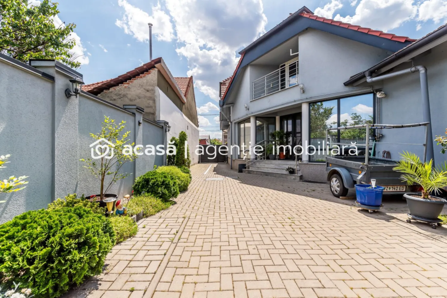 Casa 4 camere - langa str. Petru Rares, Gradiste - COMISION 0 - Îți dorești o locuință spațioasă, într-o zonă liniștită, dar aproape de toate facilitățile importante? Această proprietate din Grădiște, situată la doar 50 de metri de strada Petru Rareș, poate fi alegerea ideală pentru familia ta.

✨ Complet renovată, casa este compusă din două corpuri de clădire, oferind spațiu, confort și flexibilitate pentru o familie numeroasă sau pentru cei care își doresc zone de locuit separate.

🏠 Compartimentare:
✔️ Corp principal: 3 camere, bucătărie și baie
✔️ Corp secundar: 1 cameră, hol, bucătărie, baie și 2 spații de depozitare

🔝 Un avantaj important este podul pregătit pentru mansardare, oferind posibilitatea extinderii spațiului locuibil în viitor.

🌳 Exteriorul completează perfect proprietatea:
✔️ Acces auto în curte
✔️ Poartă acționată electric
✔️ Garaj
✔️ Grădină cu seră

📍 Locație excelentă, aproape de magazine, școli, transport în comun și toate facilitățile necesare unui trai confortabil.
👨‍👩‍👧‍👦 Ideală pentru o familie numeroasă care își dorește spațiu, intimitate și confort într-o zonă apreciată a Aradului.

📞 Pentru mai multe detalii și programarea unei vizionări:
0755 274 519 - Daniel Hord – Consultant Imobiliar

Nu dispui de toată suma? Te ajutăm noi gratuit! Îți obținem oferte de la 16 bănci.
Ai o proprietate de vânzare în Arad și vrei să știi cât valorează cu adevărat?
Sună-mă pentru o evaluare gratuită, fără obligații!

Birou: ACASĂ | Agenție imobiliară Arad
Bulevardul Decebal 2, Arad 310133