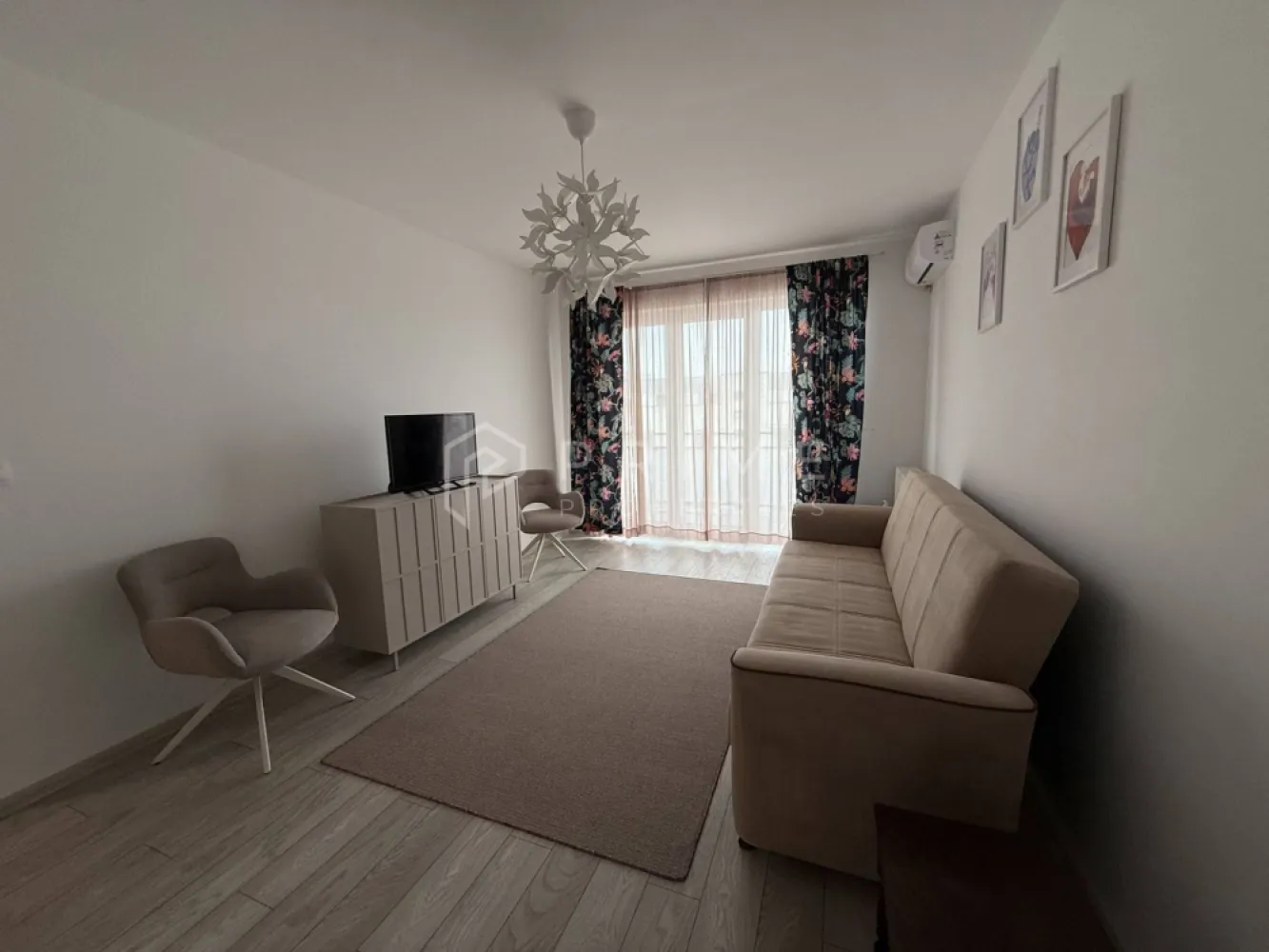 Apartament 2 Camere – Maurer Residence (Terasa Generoasă, Etaj 8) - Cauți un apartament care să combine confortul modern cu o priveliște relaxantă? Vă propunem spre închiriere un apartament luminos și spațios în complexul Maurer Residence, ideal pentru o persoană sau un cuplu care apreciază calitatea.

Detalii principale:
Etaj: 8 din 10.
Compartimentare: Living primitor, dormitor confortabil, bucătărie funcțională și debara (spațiu suplimentar de depozitare).
Punctul forte: Terasă generoasă care se întinde pe toată lungimea apartamentului, cu acces dublu (din living și din dormitor) – locul perfect pentru cafeaua de dimineață sau relaxare seara.
Stare: Complet mobilat și utilat, gata de mutare imediată.

Avantaje:
Design luminos și modern.
Spațiu eficient compartimentat.
Zonă rezidențială căutată, cu acces facil la toate facilitățile orașului.

Detalii financiare:
Chirie: 400 EUR / lună (fără loc de parcare).
Chirie: 450 EUR / lună (cu loc de parcare inclus).

Promisiunea Prime Properties: Vă oferim siguranță, transparență și servicii impecabile pe tot parcursul drumului către casa ideală. Dacă această proprietate nu corespunde nevoilor dumneavoastră, lăsați-ne să găsim alternativa potrivită stilului dumneavoastră de viață.
📞 Pentru informații suplimentare și programarea unei vizionări, vă rugăm să ne contactați la numărul: 0723690377.