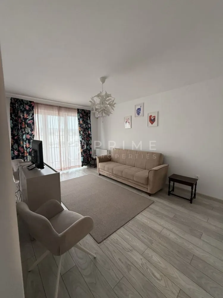 Apartament 2 Camere – Maurer Residence (Terasa Generoasă, Etaj 8) - Cauți un apartament care să combine confortul modern cu o priveliște relaxantă? Vă propunem spre închiriere un apartament luminos și spațios în complexul Maurer Residence, ideal pentru o persoană sau un cuplu care apreciază calitatea.

Detalii principale:
Etaj: 8 din 10.
Compartimentare: Living primitor, dormitor confortabil, bucătărie funcțională și debara (spațiu suplimentar de depozitare).
Punctul forte: Terasă generoasă care se întinde pe toată lungimea apartamentului, cu acces dublu (din living și din dormitor) – locul perfect pentru cafeaua de dimineață sau relaxare seara.
Stare: Complet mobilat și utilat, gata de mutare imediată.

Avantaje:
Design luminos și modern.
Spațiu eficient compartimentat.
Zonă rezidențială căutată, cu acces facil la toate facilitățile orașului.

Detalii financiare:
Chirie: 400 EUR / lună (fără loc de parcare).
Chirie: 450 EUR / lună (cu loc de parcare inclus).

Promisiunea Prime Properties: Vă oferim siguranță, transparență și servicii impecabile pe tot parcursul drumului către casa ideală. Dacă această proprietate nu corespunde nevoilor dumneavoastră, lăsați-ne să găsim alternativa potrivită stilului dumneavoastră de viață.
📞 Pentru informații suplimentare și programarea unei vizionări, vă rugăm să ne contactați la numărul: 0723690377.