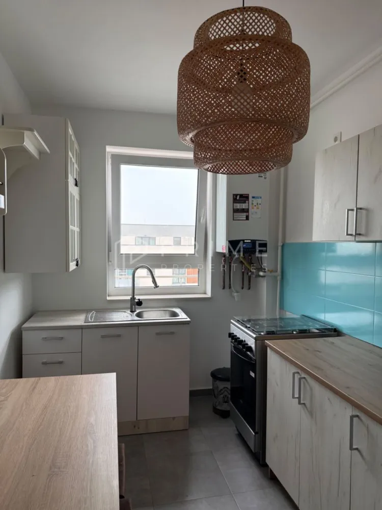 Apartament 2 Camere – Maurer Residence (Terasa Generoasă, Etaj 8) - Cauți un apartament care să combine confortul modern cu o priveliște relaxantă? Vă propunem spre închiriere un apartament luminos și spațios în complexul Maurer Residence, ideal pentru o persoană sau un cuplu care apreciază calitatea.

Detalii principale:
Etaj: 8 din 10.
Compartimentare: Living primitor, dormitor confortabil, bucătărie funcțională și debara (spațiu suplimentar de depozitare).
Punctul forte: Terasă generoasă care se întinde pe toată lungimea apartamentului, cu acces dublu (din living și din dormitor) – locul perfect pentru cafeaua de dimineață sau relaxare seara.
Stare: Complet mobilat și utilat, gata de mutare imediată.

Avantaje:
Design luminos și modern.
Spațiu eficient compartimentat.
Zonă rezidențială căutată, cu acces facil la toate facilitățile orașului.

Detalii financiare:
Chirie: 400 EUR / lună (fără loc de parcare).
Chirie: 450 EUR / lună (cu loc de parcare inclus).

Promisiunea Prime Properties: Vă oferim siguranță, transparență și servicii impecabile pe tot parcursul drumului către casa ideală. Dacă această proprietate nu corespunde nevoilor dumneavoastră, lăsați-ne să găsim alternativa potrivită stilului dumneavoastră de viață.
📞 Pentru informații suplimentare și programarea unei vizionări, vă rugăm să ne contactați la numărul: 0723690377.