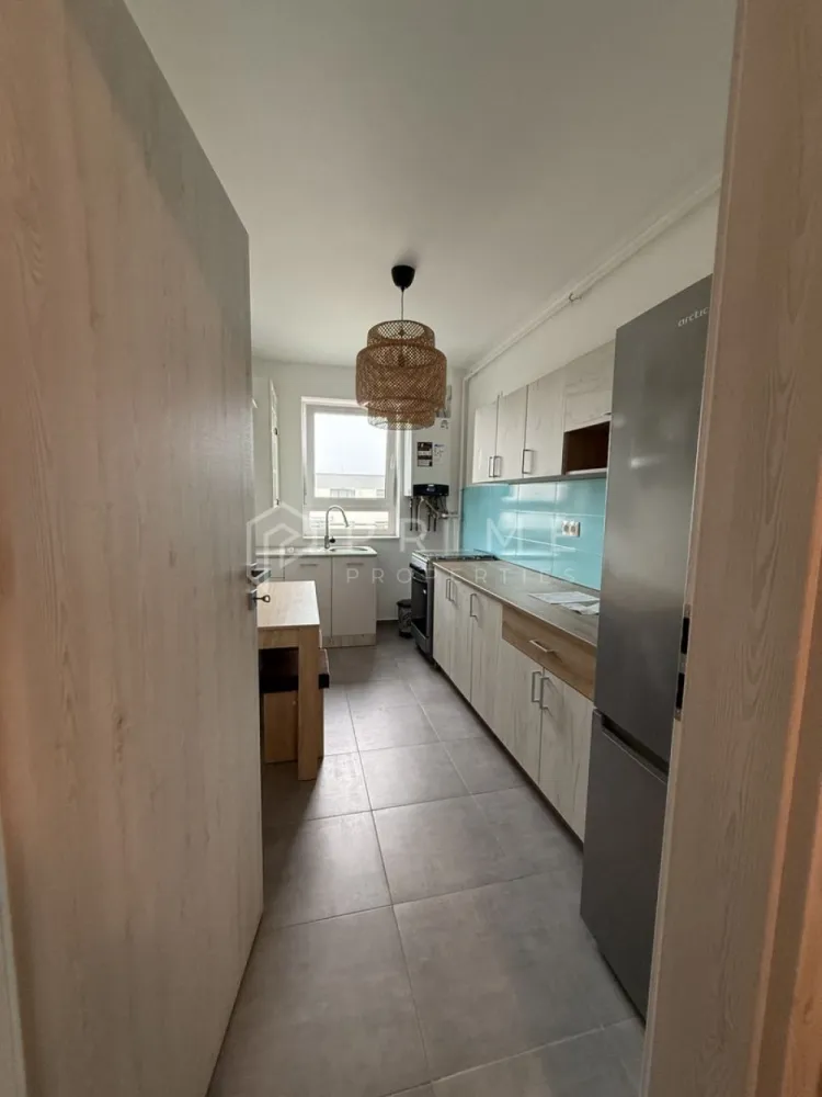 Apartament 2 Camere – Maurer Residence (Terasa Generoasă, Etaj 8) - Cauți un apartament care să combine confortul modern cu o priveliște relaxantă? Vă propunem spre închiriere un apartament luminos și spațios în complexul Maurer Residence, ideal pentru o persoană sau un cuplu care apreciază calitatea.

Detalii principale:
Etaj: 8 din 10.
Compartimentare: Living primitor, dormitor confortabil, bucătărie funcțională și debara (spațiu suplimentar de depozitare).
Punctul forte: Terasă generoasă care se întinde pe toată lungimea apartamentului, cu acces dublu (din living și din dormitor) – locul perfect pentru cafeaua de dimineață sau relaxare seara.
Stare: Complet mobilat și utilat, gata de mutare imediată.

Avantaje:
Design luminos și modern.
Spațiu eficient compartimentat.
Zonă rezidențială căutată, cu acces facil la toate facilitățile orașului.

Detalii financiare:
Chirie: 400 EUR / lună (fără loc de parcare).
Chirie: 450 EUR / lună (cu loc de parcare inclus).

Promisiunea Prime Properties: Vă oferim siguranță, transparență și servicii impecabile pe tot parcursul drumului către casa ideală. Dacă această proprietate nu corespunde nevoilor dumneavoastră, lăsați-ne să găsim alternativa potrivită stilului dumneavoastră de viață.
📞 Pentru informații suplimentare și programarea unei vizionări, vă rugăm să ne contactați la numărul: 0723690377.