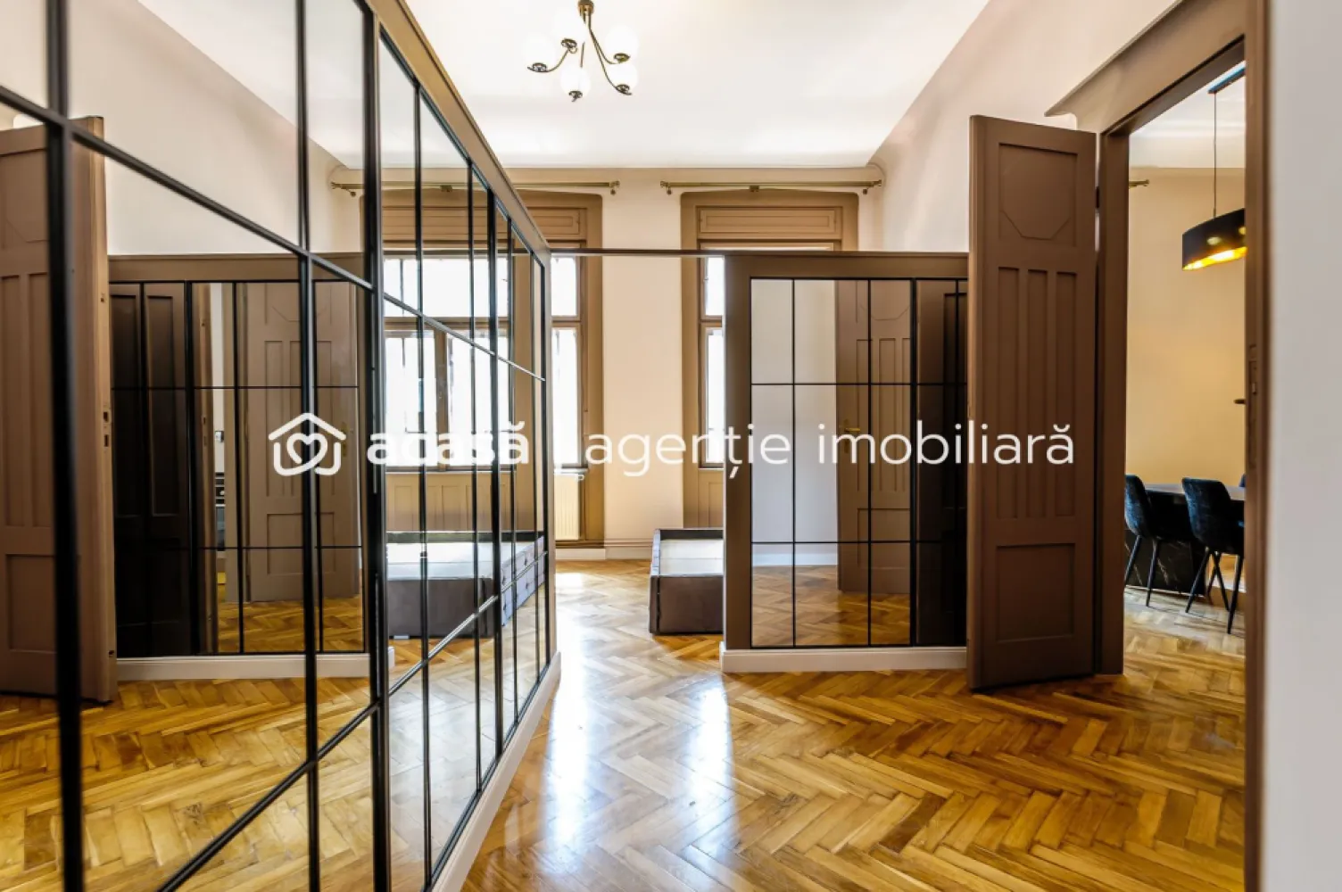 Apartament ULTRACENTRAL cu 3 camere, la cheie, renovat recent - Comision 0%
Vă propun spre inchiriere un apartament superb, recent renovat, situat la parter, pe strada Octavian Goga – zonă ultracentrală, aproape de toate punctele de interes din Arad.

📐 Suprafață utilă: 103 mp
🏠 Compartimentare practică:
 • Hol la intrare
 • Living
 • Bucătărie complet utilată
 • Dormitor cu baie proprie
 • A doua baie cu duș
 • Cameră tehnică/dressing
 • A treia cameră (ideală ca dormitor sau birou)

🔧 Apartamentul a fost renovat recent și se inchiriaza mobilat și utilat complet. Totul este nou, la prima folosire.
📦 Include și o boxă spațioasă, aflată chiar sub apartament – ideală pentru depozitare.

📞 Pentru detalii și programarea unei vizionări:
Jasmina Uglesits - 0740814770 Consultant imobiliar - Agenția ACASĂ Arad

Birou: ACASĂ | Agenție imobiliară Arad
Adresă: Bulevardul Decebal 2, Arad 310133