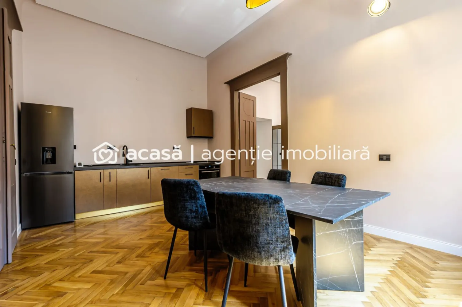 Apartament ULTRACENTRAL cu 3 camere, la cheie, renovat recent - Comision 0%
Vă propun spre inchiriere un apartament superb, recent renovat, situat la parter, pe strada Octavian Goga – zonă ultracentrală, aproape de toate punctele de interes din Arad.

📐 Suprafață utilă: 103 mp
🏠 Compartimentare practică:
 • Hol la intrare
 • Living
 • Bucătărie complet utilată
 • Dormitor cu baie proprie
 • A doua baie cu duș
 • Cameră tehnică/dressing
 • A treia cameră (ideală ca dormitor sau birou)

🔧 Apartamentul a fost renovat recent și se inchiriaza mobilat și utilat complet. Totul este nou, la prima folosire.
📦 Include și o boxă spațioasă, aflată chiar sub apartament – ideală pentru depozitare.

📞 Pentru detalii și programarea unei vizionări:
Jasmina Uglesits - 0740814770 Consultant imobiliar - Agenția ACASĂ Arad

Birou: ACASĂ | Agenție imobiliară Arad
Adresă: Bulevardul Decebal 2, Arad 310133