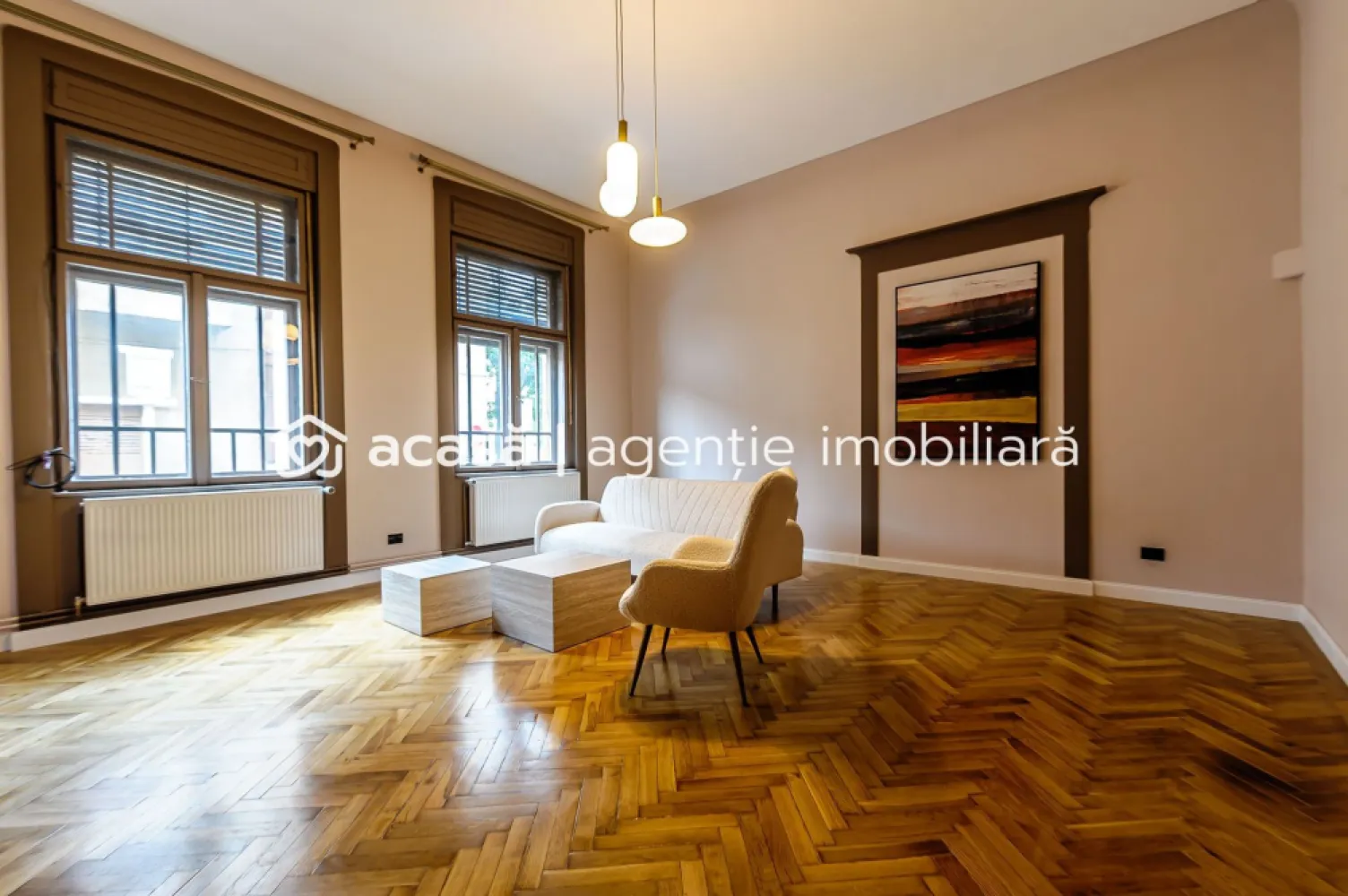 Apartament ULTRACENTRAL cu 3 camere, la cheie, renovat recent - Comision 0%
Vă propun spre inchiriere un apartament superb, recent renovat, situat la parter, pe strada Octavian Goga – zonă ultracentrală, aproape de toate punctele de interes din Arad.

📐 Suprafață utilă: 103 mp
🏠 Compartimentare practică:
 • Hol la intrare
 • Living
 • Bucătărie complet utilată
 • Dormitor cu baie proprie
 • A doua baie cu duș
 • Cameră tehnică/dressing
 • A treia cameră (ideală ca dormitor sau birou)

🔧 Apartamentul a fost renovat recent și se inchiriaza mobilat și utilat complet. Totul este nou, la prima folosire.
📦 Include și o boxă spațioasă, aflată chiar sub apartament – ideală pentru depozitare.

📞 Pentru detalii și programarea unei vizionări:
Jasmina Uglesits - 0740814770 Consultant imobiliar - Agenția ACASĂ Arad

Birou: ACASĂ | Agenție imobiliară Arad
Adresă: Bulevardul Decebal 2, Arad 310133