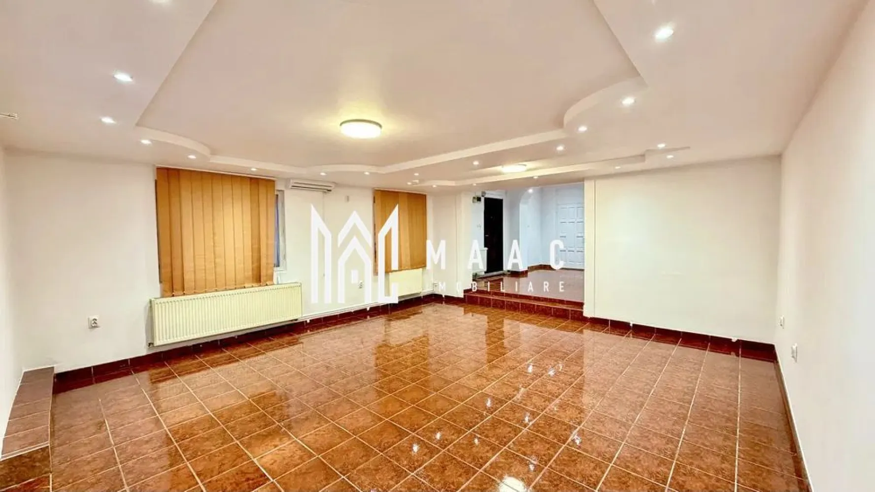 Spatiu comercial I 80 mp I zona cartierul Ștrand - MAAC Imobiliare vă propune spre închiriere un spațiu comercial de 80 mp – Cartier Ștrand intr-o zonă liniștită și sigură. Spațiu comercial este situat la parter, cu intrare directă din stradă. Spațiul este proaspăt renovat, gata de utilizare, și este compartimentat astfel: 2 încăperi Grup sanitar Este ideal pentru desfășurarea activităților de servicii, precum: Salon de înfrumusețare (frizerie, coafor, cosmetică, manichiură/pedichiură) Birouri de servicii (asigurări, imobiliare, contabilitate, IT, juridic, consultanță) Activități educaționale / cursuri Alte activități de servicii compatibile Avantaje ale locației: Zonă liniștită, cu trafic pietonal constant Stații de autobuz pe aceeași stradă Apropiere de parcuri, farmacii, magazine și alte puncte de interes Acces facil și vizibilitate bună Condiții de închiriere: Contract minim: 1 an Chirie: 800 € / lună Garanție: echivalentul unei chirii. Pentru mai multe detalii sau pentru a programa o vizionare, te rugăm să ne contactezi specificând ID:CP2892994. }}