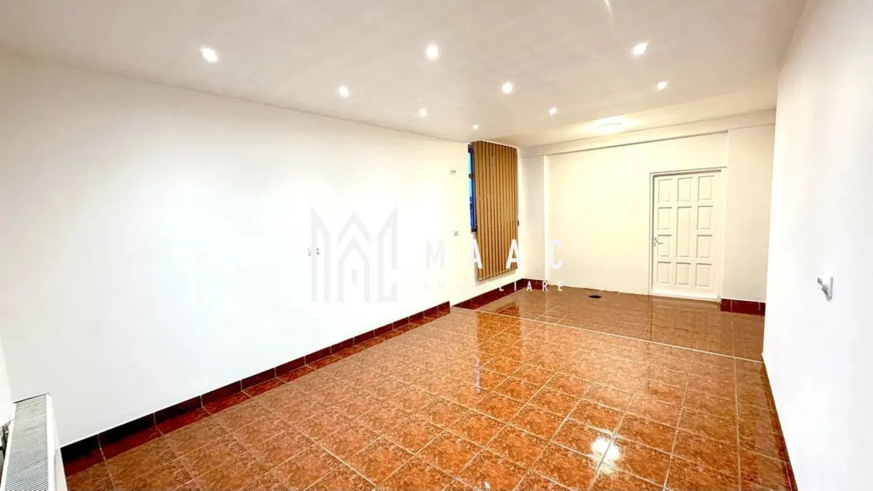 Spatiu comercial I 80 mp I zona cartierul Ștrand - MAAC Imobiliare vă propune spre închiriere un spațiu comercial de 80 mp – Cartier Ștrand intr-o zonă liniștită și sigură. Spațiu comercial este situat la parter, cu intrare directă din stradă. Spațiul este proaspăt renovat, gata de utilizare, și este compartimentat astfel: 2 încăperi Grup sanitar Este ideal pentru desfășurarea activităților de servicii, precum: Salon de înfrumusețare (frizerie, coafor, cosmetică, manichiură/pedichiură) Birouri de servicii (asigurări, imobiliare, contabilitate, IT, juridic, consultanță) Activități educaționale / cursuri Alte activități de servicii compatibile Avantaje ale locației: Zonă liniștită, cu trafic pietonal constant Stații de autobuz pe aceeași stradă Apropiere de parcuri, farmacii, magazine și alte puncte de interes Acces facil și vizibilitate bună Condiții de închiriere: Contract minim: 1 an Chirie: 800 € / lună Garanție: echivalentul unei chirii. Pentru mai multe detalii sau pentru a programa o vizionare, te rugăm să ne contactezi specificând ID:CP2892994. }}