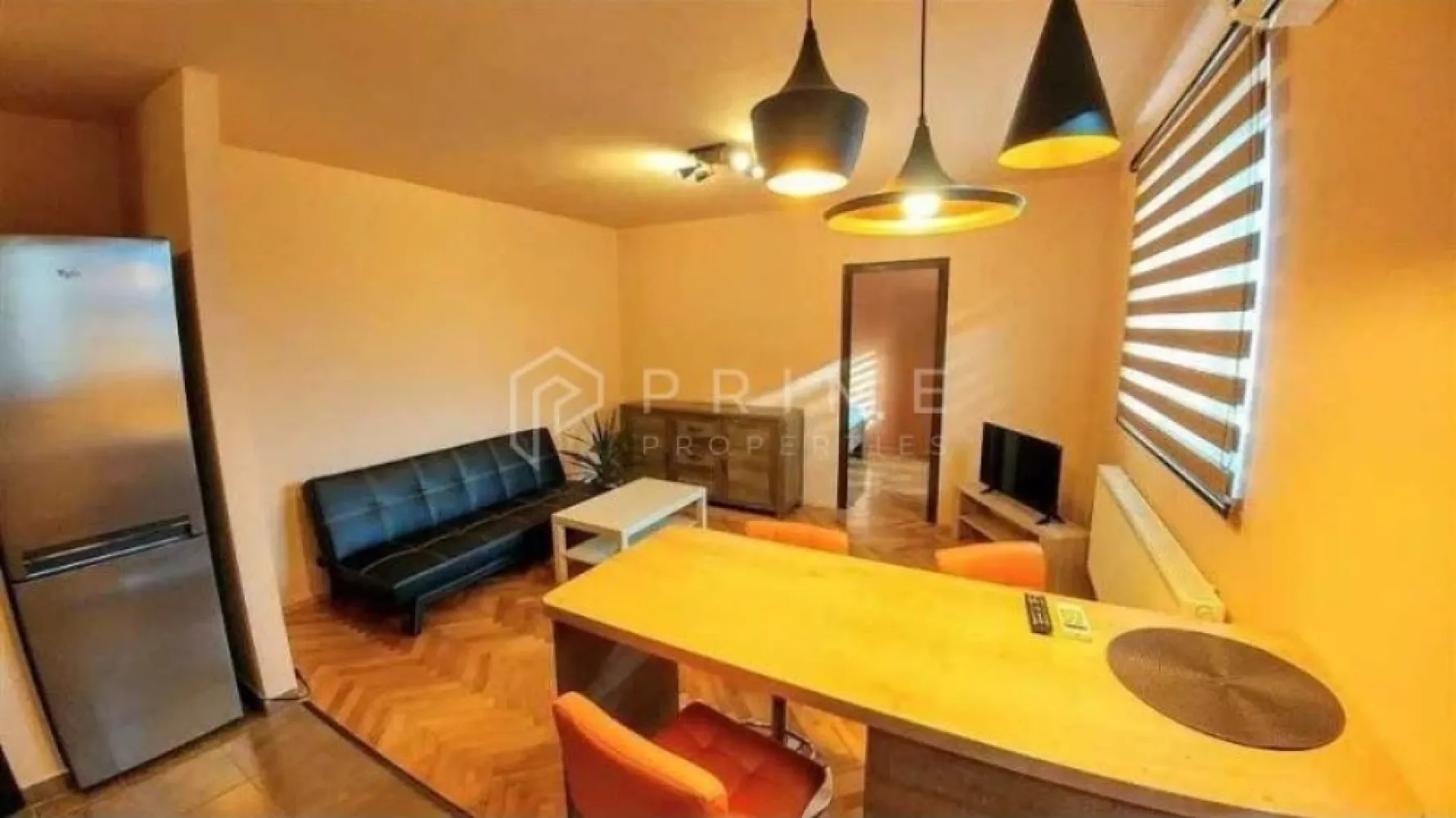 Apartament 2 Camere Premium – Aleea Săvinești | Semicentral - Dacă ești în căutarea unei locuințe unde calitatea și atenția la detalii sunt standardul, acest apartament este alegerea ideală. Situat la doar 800 de metri de Palatul Culturii, acest imobil îmbină eleganța cu confortul modern, oferind o experiență de locuire superioară.

Detalii tehnice și finisaje de top:
Confort interior: Aer condiționat, microcentrală Bosch pentru un control optim al temperaturii, țevi de încălzire îngropate (estetică și eficiență maximă).
Finisaje de înaltă calitate: Parchet din lemn de esență tare, obiecte sanitare premium (Grohe, Teka), rezervor WC încastrat Geberit.
Electrocasnice incluse: Bucătărie complet echipată cu dotări premium (frigider, aragaz și cuptor încorporat Whirlpool, cuptor cu microunde încorporat Gorenje).

Compartimentare: Living luminos în sistem open space și dormitor intim cu pat franțuzesc.
De ce să alegi acest apartament:
Poziționare excelentă: Aproape de inima orașului, oferind acces facil la punctele de interes cultural și social.
Stare: Complet mobilat și utilat, gata să îți ofere confortul unui cămin „la cheie”.
Public țintă: Ideal pentru un cuplu tânăr sau o persoană singură care apreciază dotările moderne.

Promisiunea Prime Properties: La Prime Properties, credem că o locuință premium merită o abordare premium. Vă oferim siguranță, transparență și servicii impecabile, asigurându-ne că fiecare detaliu este acoperit. Această proprietate nu este exact ce cauți? Lasă-ne să găsim alternativa potrivită stilului tău de viață.
📞 Pentru detalii suplimentare și programarea unei vizionări exclusive, vă rugăm să ne contactați la numărul: 0723690377.