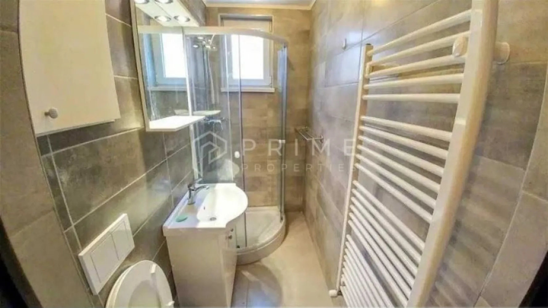 Apartament 2 Camere Premium – Aleea Săvinești | Semicentral - Dacă ești în căutarea unei locuințe unde calitatea și atenția la detalii sunt standardul, acest apartament este alegerea ideală. Situat la doar 800 de metri de Palatul Culturii, acest imobil îmbină eleganța cu confortul modern, oferind o experiență de locuire superioară.

Detalii tehnice și finisaje de top:
Confort interior: Aer condiționat, microcentrală Bosch pentru un control optim al temperaturii, țevi de încălzire îngropate (estetică și eficiență maximă).
Finisaje de înaltă calitate: Parchet din lemn de esență tare, obiecte sanitare premium (Grohe, Teka), rezervor WC încastrat Geberit.
Electrocasnice incluse: Bucătărie complet echipată cu dotări premium (frigider, aragaz și cuptor încorporat Whirlpool, cuptor cu microunde încorporat Gorenje).

Compartimentare: Living luminos în sistem open space și dormitor intim cu pat franțuzesc.
De ce să alegi acest apartament:
Poziționare excelentă: Aproape de inima orașului, oferind acces facil la punctele de interes cultural și social.
Stare: Complet mobilat și utilat, gata să îți ofere confortul unui cămin „la cheie”.
Public țintă: Ideal pentru un cuplu tânăr sau o persoană singură care apreciază dotările moderne.

Promisiunea Prime Properties: La Prime Properties, credem că o locuință premium merită o abordare premium. Vă oferim siguranță, transparență și servicii impecabile, asigurându-ne că fiecare detaliu este acoperit. Această proprietate nu este exact ce cauți? Lasă-ne să găsim alternativa potrivită stilului tău de viață.
📞 Pentru detalii suplimentare și programarea unei vizionări exclusive, vă rugăm să ne contactați la numărul: 0723690377.