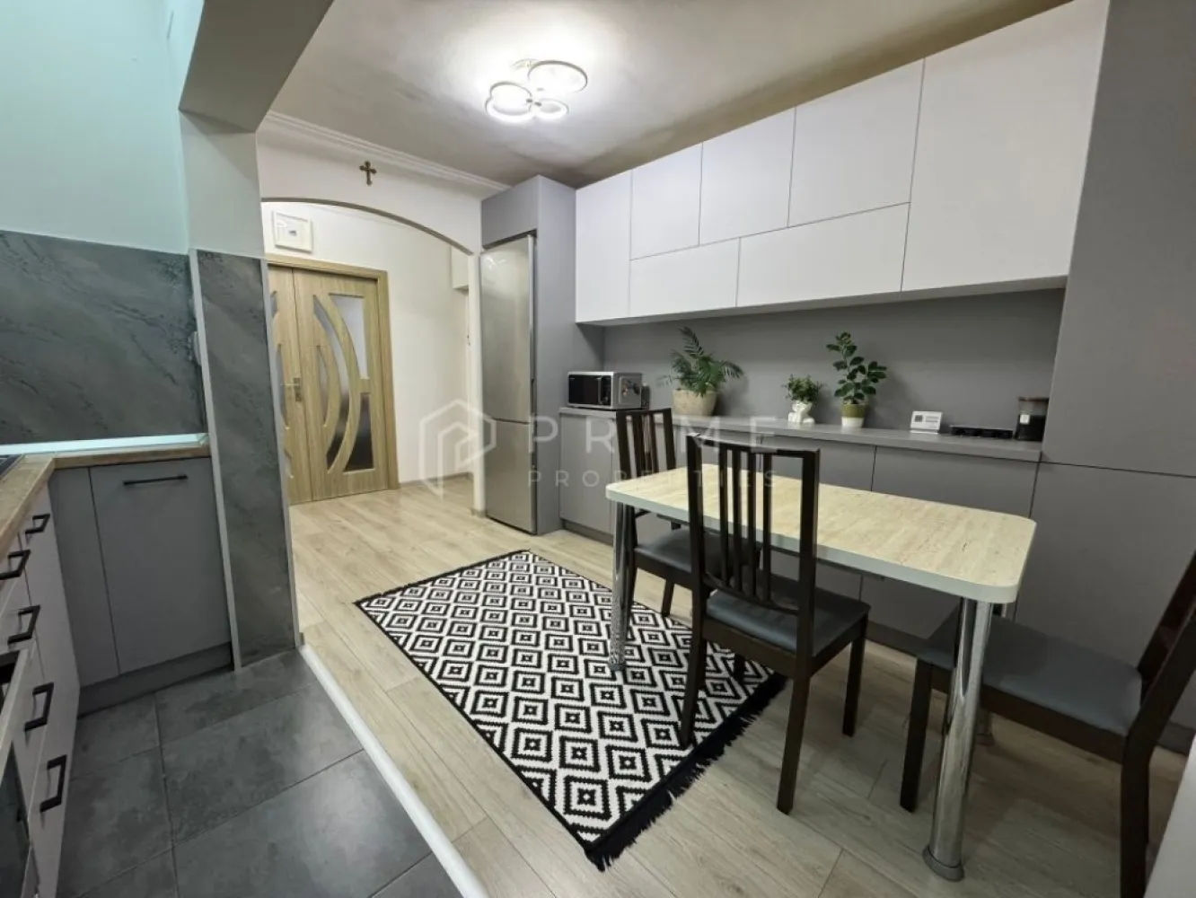 Apartament cu 3 camere, decomandat – Cartier Tudor- Mobilat și utilat - Vă propunem spre vânzare, direct de la proprietar, un apartament cu 3 camere decomandate, situat într-una dintre cele mai apreciate și căutate zone din cartierul Tudor. Cu o suprafață utilă generoasă de 76 mp, la care se adaugă un balcon de 6 mp, această locuință situată la etajul 7 oferă un mix ideal de confort, intimitate și lumină naturală.

Detalii tehnice și finisaje:

Compartimentare: Decomandată, optimizată pentru a oferi funcționalitate și spațiu.

Stare: Renovare completă realizată în urmă cu 3 ani, cu finisaje de calitate superioară.

Mobilier: Locuința se vinde complet mobilată cu piese realizate la comandă, ce îmbină estetica modernă cu utilitatea practică.

Dotări de siguranță: Sistem de alarmă integrat și camere de supraveghere video (interior/exterior).

Spații suplimentare și depozitare:

Apartamentul dispune de debara și cămară proprii.

Anexe incluse: Pivniță la subsolul blocului și acces la uscătoria de pe etaj, asigurând o organizare impecabilă a locuinței.

Facilități auto:

Proprietatea se vinde împreună cu un loc de parcare propriu cu copertină, dreptul de utilizare fiind transmisibil noului proprietar.

Localizare:
Poziționarea imobilului asigură un acces extrem de facil către toate punctele de interes cotidian: școli, creșe, facultăți, farmacii, centre comerciale și stații de transport în comun, toate fiind la doar câțiva pași distanță. Deși situat în proximitatea facilităților urbane, apartamentul oferă liniștea necesară unui cămin relaxant.

Locuința este pregătită pentru mutare imediată, fiind complet utilată și mobilată „la cheie”.

Promisiunea Prime Properties:
Vă oferim siguranță, transparență și servicii impecabile pe tot parcursul drumului către casa ideală. Dacă această proprietate nu corespunde nevoilor dumneavoastră, lăsați-ne să găsim alternativa potrivită stilului dumneavoastră de viață.