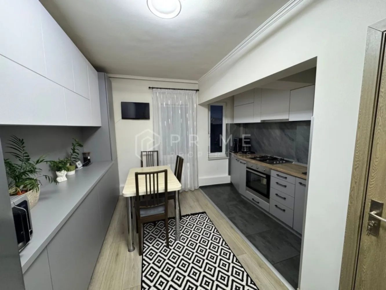 Apartament cu 3 camere, decomandat – Cartier Tudor- Mobilat și utilat - Vă propunem spre vânzare, direct de la proprietar, un apartament cu 3 camere decomandate, situat într-una dintre cele mai apreciate și căutate zone din cartierul Tudor. Cu o suprafață utilă generoasă de 76 mp, la care se adaugă un balcon de 6 mp, această locuință situată la etajul 7 oferă un mix ideal de confort, intimitate și lumină naturală.

Detalii tehnice și finisaje:

Compartimentare: Decomandată, optimizată pentru a oferi funcționalitate și spațiu.

Stare: Renovare completă realizată în urmă cu 3 ani, cu finisaje de calitate superioară.

Mobilier: Locuința se vinde complet mobilată cu piese realizate la comandă, ce îmbină estetica modernă cu utilitatea practică.

Dotări de siguranță: Sistem de alarmă integrat și camere de supraveghere video (interior/exterior).

Spații suplimentare și depozitare:

Apartamentul dispune de debara și cămară proprii.

Anexe incluse: Pivniță la subsolul blocului și acces la uscătoria de pe etaj, asigurând o organizare impecabilă a locuinței.

Facilități auto:

Proprietatea se vinde împreună cu un loc de parcare propriu cu copertină, dreptul de utilizare fiind transmisibil noului proprietar.

Localizare:
Poziționarea imobilului asigură un acces extrem de facil către toate punctele de interes cotidian: școli, creșe, facultăți, farmacii, centre comerciale și stații de transport în comun, toate fiind la doar câțiva pași distanță. Deși situat în proximitatea facilităților urbane, apartamentul oferă liniștea necesară unui cămin relaxant.

Locuința este pregătită pentru mutare imediată, fiind complet utilată și mobilată „la cheie”.

Promisiunea Prime Properties:
Vă oferim siguranță, transparență și servicii impecabile pe tot parcursul drumului către casa ideală. Dacă această proprietate nu corespunde nevoilor dumneavoastră, lăsați-ne să găsim alternativa potrivită stilului dumneavoastră de viață.