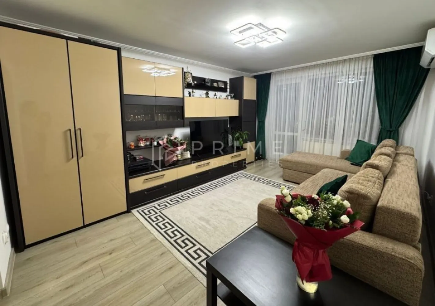 Apartament cu 3 camere, decomandat – Cartier Tudor- Mobilat și utilat - Vă propunem spre vânzare, direct de la proprietar, un apartament cu 3 camere decomandate, situat într-una dintre cele mai apreciate și căutate zone din cartierul Tudor. Cu o suprafață utilă generoasă de 76 mp, la care se adaugă un balcon de 6 mp, această locuință situată la etajul 7 oferă un mix ideal de confort, intimitate și lumină naturală.

Detalii tehnice și finisaje:

Compartimentare: Decomandată, optimizată pentru a oferi funcționalitate și spațiu.

Stare: Renovare completă realizată în urmă cu 3 ani, cu finisaje de calitate superioară.

Mobilier: Locuința se vinde complet mobilată cu piese realizate la comandă, ce îmbină estetica modernă cu utilitatea practică.

Dotări de siguranță: Sistem de alarmă integrat și camere de supraveghere video (interior/exterior).

Spații suplimentare și depozitare:

Apartamentul dispune de debara și cămară proprii.

Anexe incluse: Pivniță la subsolul blocului și acces la uscătoria de pe etaj, asigurând o organizare impecabilă a locuinței.

Facilități auto:

Proprietatea se vinde împreună cu un loc de parcare propriu cu copertină, dreptul de utilizare fiind transmisibil noului proprietar.

Localizare:
Poziționarea imobilului asigură un acces extrem de facil către toate punctele de interes cotidian: școli, creșe, facultăți, farmacii, centre comerciale și stații de transport în comun, toate fiind la doar câțiva pași distanță. Deși situat în proximitatea facilităților urbane, apartamentul oferă liniștea necesară unui cămin relaxant.

Locuința este pregătită pentru mutare imediată, fiind complet utilată și mobilată „la cheie”.

Promisiunea Prime Properties:
Vă oferim siguranță, transparență și servicii impecabile pe tot parcursul drumului către casa ideală. Dacă această proprietate nu corespunde nevoilor dumneavoastră, lăsați-ne să găsim alternativa potrivită stilului dumneavoastră de viață.