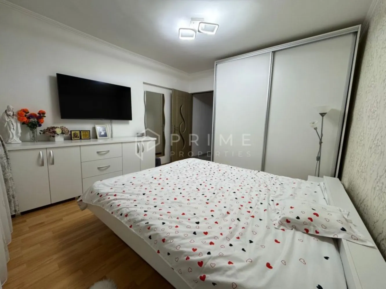 Apartament cu 3 camere, decomandat – Cartier Tudor- Mobilat și utilat - Vă propunem spre vânzare, direct de la proprietar, un apartament cu 3 camere decomandate, situat într-una dintre cele mai apreciate și căutate zone din cartierul Tudor. Cu o suprafață utilă generoasă de 76 mp, la care se adaugă un balcon de 6 mp, această locuință situată la etajul 7 oferă un mix ideal de confort, intimitate și lumină naturală.

Detalii tehnice și finisaje:

Compartimentare: Decomandată, optimizată pentru a oferi funcționalitate și spațiu.

Stare: Renovare completă realizată în urmă cu 3 ani, cu finisaje de calitate superioară.

Mobilier: Locuința se vinde complet mobilată cu piese realizate la comandă, ce îmbină estetica modernă cu utilitatea practică.

Dotări de siguranță: Sistem de alarmă integrat și camere de supraveghere video (interior/exterior).

Spații suplimentare și depozitare:

Apartamentul dispune de debara și cămară proprii.

Anexe incluse: Pivniță la subsolul blocului și acces la uscătoria de pe etaj, asigurând o organizare impecabilă a locuinței.

Facilități auto:

Proprietatea se vinde împreună cu un loc de parcare propriu cu copertină, dreptul de utilizare fiind transmisibil noului proprietar.

Localizare:
Poziționarea imobilului asigură un acces extrem de facil către toate punctele de interes cotidian: școli, creșe, facultăți, farmacii, centre comerciale și stații de transport în comun, toate fiind la doar câțiva pași distanță. Deși situat în proximitatea facilităților urbane, apartamentul oferă liniștea necesară unui cămin relaxant.

Locuința este pregătită pentru mutare imediată, fiind complet utilată și mobilată „la cheie”.

Promisiunea Prime Properties:
Vă oferim siguranță, transparență și servicii impecabile pe tot parcursul drumului către casa ideală. Dacă această proprietate nu corespunde nevoilor dumneavoastră, lăsați-ne să găsim alternativa potrivită stilului dumneavoastră de viață.