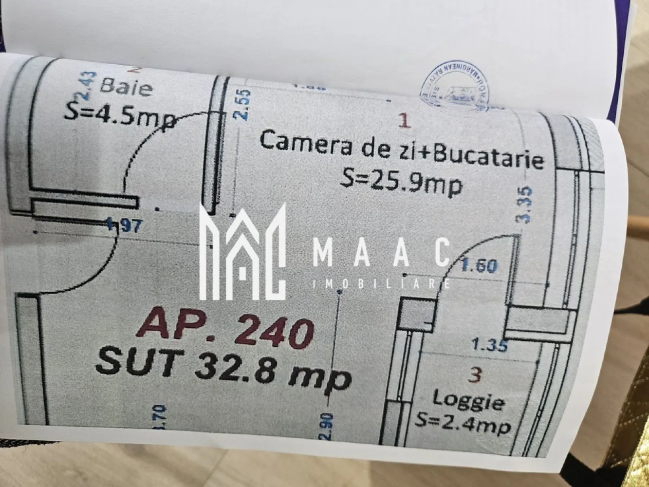 Garsoniera | Predare la cheie | 30.4 MPU | D. Stanca - Descoperă confortul urban într-o garsonieră spațioasă și luminoasă, situată într-un imobil nou din zona Doamna Stanca, una dintre cele mai dinamice și căutate zone rezidențiale ale orașului. Detalii proprietate: Suprafață utilă: 30.4 mp Balcon: 2.4 mp Etaj: 4 / 10 Loc de parcare inclus în preț Garsoniera se livrează la cheie, oferind posibilitatea personalizării pardoselii după preferințele viitorului proprietar. Finisajele sunt moderne și de calitate superioară, iar dotările includ: Încălzire în pardoseală pentru un confort termic sporit Uși interioare și obiecte sanitare incluse Pardoseală la alegere, în funcție de stilul dorit Proprietatea se află în prezent la stadiul de gri, urmând ca predarea să se realizeze în ultima parte a acestui an sau la începutul anului viitor, în funcție de ritmul de execuție al dezvoltatorului. Avantaje zonă: Zona Doamna Stanca este apreciată pentru proximitatea față de centre comerciale, mijloace de transport și zone verzi — un loc ideal atât pentru locuit, cât și pentru investiție. Preț avantajos pentru o garsonieră nouă, complet finisată și cu loc de parcare inclus. Pentru mai multe detalii și programarea unei vizionări, contactează MAAC Imobiliare – partenerul tău de încredere în găsirea locuinței potrivite. ID: CP2758246 }}