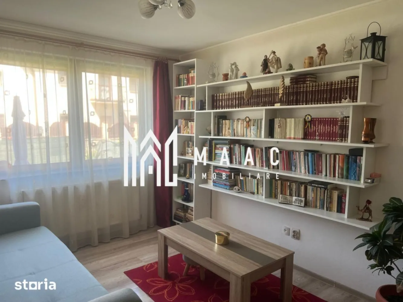 Casa | 3 camere | Teren 151 MP | Mobilata | Sura Mare - MAAC Imobiliare vă propune spre vânzare un duplex elegant, amplasat într-o zonă liniștită din Șura Mare, pe stradă privată, ideal pentru familiile care își doresc confort, intimitate și acces rapid către Sibiu.

Caracteristici:
Suprafață utilă: 90 mp
Teren în proprietate: 151 mp
Regim de înălțime: Parter + Etaj
Curte proprie amenajată
Acces auto în proprietate
Se vinde complet mobilat și utilat
Disponibil pentru mutare imediată

Compartimentare:
Parter:
Hol de acces 
Living
Bucătărie separata complet mobilată și utilată
Cămară / spațiu tehnic pentru centrala termică
Baie de serviciu

Etaj:
Hol cu acces către balcon
Dormitor matrimonial prevăzut cu dressing
Al doilea dormitor 
Baie complet utilată

Dotări și beneficii:
Mobilier și electrocasnice incluse
Compartimentare practică și funcțională
Spații de depozitare
Zonă rezidențială liniștită, cu trafic redus

Localizare și avantaje:
Situat pe stradă privată în Șura Mare
Acces rapid către municipiul Sibiu
Aproape de școală și grădiniță
Magazine și servicii în proximitate
Stație de autobuz la distanță mică
Zonă ideală pentru familii și pentru un stil de viață liniștit

Pentru mai multe detalii, specificati ca ati vazut ID: CP3130506