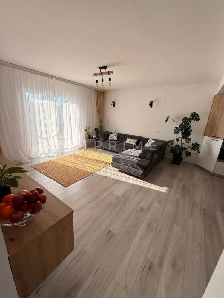 Casă individuală „la cheie” – Construcție 2018, Sâncraiu de Mureș - Vă propunem spre vânzare o casă individuală modernă, construită în anul 2018, situată într-o zonă excelentă din Sâncraiu de Mureș. Proprietatea este complet finisată, mobilată și utilată, fiind pregătită pentru o mutare imediată, fără a necesita investiții suplimentare. Casa îmbină armonios confortul interior cu o grădină superb amenajată, oferind un refugiu ideal pentru o familie care apreciază liniștea și calitatea.

Detalii tehnice și construcție:

Suprafață teren: 375 mp.

Structură: Casă solidă din cărămidă, cu fundație de 1 m adâncime și izolație exterioară cu polistiren de 10 cm.

Acoperiș: Tablă.

Compartimentare eficientă: Living primitor, 2 dormitoare, bucătărie complet utilată, baie spațioasă, hol, terasă, foișor și garaj.

Utilități: Racordată integral la rețelele de apă, gaz, curent, canalizare, internet și cablu TV.

Confort: Centrală termică proprie, calorifere și tâmplărie termopan.

Elemente distinctive și dotări premium:

Exterior amenajat: Curte pavată, spații verzi cu gazon, plante ornamentale, pomi fructiferi, thuja și zone cu piatră/scoarță decorativă.

Foișor complet echipat: Un spațiu de relaxare dotat cu plită pe inducție, grătar din cărămidă și șamotă, chiuvetă, mini-frigider și TV, protejat cu folie pentru terasă și acoperit cu șindrilă bituminoasă.

Siguranță: Sistem de alarmă conectat la dispecerat (Gombos Security) și sistem de supraveghere video.

Garaj: Spațiu pentru mașină cu ușă automatizată și intrare pietonală separată.

Extra: Pod parțial podit cu scândură, oferind spațiu suplimentar de depozitare.

Localizare:
Proprietatea este situată într-o zonă rezidențială foarte bună, cu acces rapid către facilitățile esențiale: școală, grădiniță, supermarketuri, stații de transport în comun și servicii locale.

Această proprietate reprezintă soluția perfectă pentru cineva care își dorește o casă „gata de locuit”, într-o comunitate liniștită, beneficiind de toate dotările necesare unui stil de viață modern.

Promisiunea Prime Properties:
Vă oferim siguranță, transparență și servicii impecabile pe tot parcursul drumului către casa ideală. Dacă această proprietate nu corespunde nevoilor dumneavoastră, lăsați-ne să găsim alternativa potrivită stilului dumneavoastră de viață.

Pentru informații suplimentare și programarea unei vizionări, vă rugăm să ne contactați.
