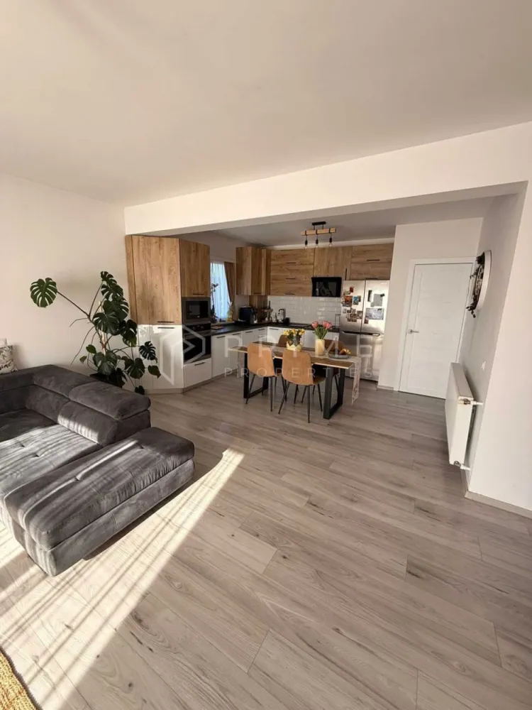 Casă individuală „la cheie” – Construcție 2018, Sâncraiu de Mureș - Vă propunem spre vânzare o casă individuală modernă, construită în anul 2018, situată într-o zonă excelentă din Sâncraiu de Mureș. Proprietatea este complet finisată, mobilată și utilată, fiind pregătită pentru o mutare imediată, fără a necesita investiții suplimentare. Casa îmbină armonios confortul interior cu o grădină superb amenajată, oferind un refugiu ideal pentru o familie care apreciază liniștea și calitatea.

Detalii tehnice și construcție:

Suprafață teren: 375 mp.

Structură: Casă solidă din cărămidă, cu fundație de 1 m adâncime și izolație exterioară cu polistiren de 10 cm.

Acoperiș: Tablă.

Compartimentare eficientă: Living primitor, 2 dormitoare, bucătărie complet utilată, baie spațioasă, hol, terasă, foișor și garaj.

Utilități: Racordată integral la rețelele de apă, gaz, curent, canalizare, internet și cablu TV.

Confort: Centrală termică proprie, calorifere și tâmplărie termopan.

Elemente distinctive și dotări premium:

Exterior amenajat: Curte pavată, spații verzi cu gazon, plante ornamentale, pomi fructiferi, thuja și zone cu piatră/scoarță decorativă.

Foișor complet echipat: Un spațiu de relaxare dotat cu plită pe inducție, grătar din cărămidă și șamotă, chiuvetă, mini-frigider și TV, protejat cu folie pentru terasă și acoperit cu șindrilă bituminoasă.

Siguranță: Sistem de alarmă conectat la dispecerat (Gombos Security) și sistem de supraveghere video.

Garaj: Spațiu pentru mașină cu ușă automatizată și intrare pietonală separată.

Extra: Pod parțial podit cu scândură, oferind spațiu suplimentar de depozitare.

Localizare:
Proprietatea este situată într-o zonă rezidențială foarte bună, cu acces rapid către facilitățile esențiale: școală, grădiniță, supermarketuri, stații de transport în comun și servicii locale.

Această proprietate reprezintă soluția perfectă pentru cineva care își dorește o casă „gata de locuit”, într-o comunitate liniștită, beneficiind de toate dotările necesare unui stil de viață modern.

Promisiunea Prime Properties:
Vă oferim siguranță, transparență și servicii impecabile pe tot parcursul drumului către casa ideală. Dacă această proprietate nu corespunde nevoilor dumneavoastră, lăsați-ne să găsim alternativa potrivită stilului dumneavoastră de viață.

Pentru informații suplimentare și programarea unei vizionări, vă rugăm să ne contactați.