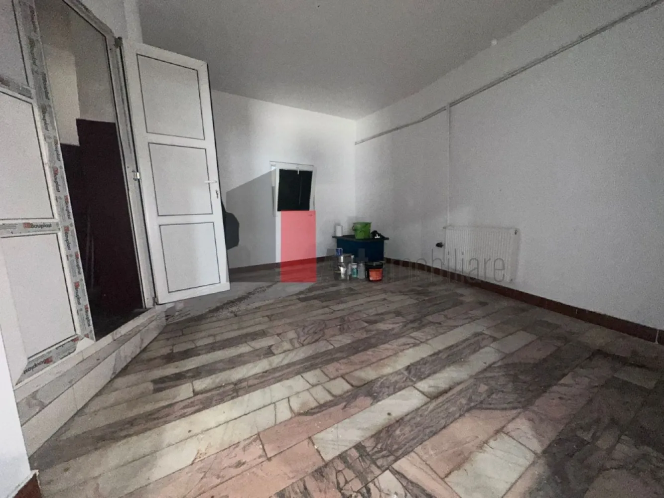 Spatiu comercial de inchiriat in zona Piata Matache/Gara de Nord/ Zona Buzesti - Spațiu comercial premium de închiriat – locație excelentă, ideal pentru HoReCa, retail sau servicii

Vă propunem spre închiriere un spațiu comercial cu un potențial foarte bun de dezvoltare, amplasat într-o zonă intens circulată și aflată în plină dezvoltare comercială și socială. Proprietatea beneficiază de o poziționare strategică, cu expunere foarte bună și acces facil, fiind potrivită atât pentru activități HoReCa, cât și pentru showroom, retail, servicii, clinică, salon sau alte activități comerciale.

Spațiul dispune de aproximativ 150 mp utili, compartimentați în 3 încăperi, cu posibilitatea de recompartimentare sau divizare în funcție de necesitățile activității desfășurate. Configurația actuală permite amenajarea flexibilă a spațiului, atât pentru open-space, cât și pentru zone separate de lucru sau servire.

În completarea spațiului principal, proprietatea beneficiază și de o încăpere suplimentară situată la demisol, generoasă ca suprafață, ideală pentru depozitare, birou administrativ, cameră tehnică sau orice alt tip de activitate auxiliară necesară desfășurării businessului.

Printre avantajele tehnice și funcționale ale proprietății se numără:

Alimentare cu curent trifazic

Racord la gaz

Posibilitate de instalare hotă profesională și burlan

Vitrină generoasă de aproximativ 10 metri liniari

Fațadă cu deschidere de aproximativ 12-13 metri liniari

Două căi de acces, ideale pentru clienți, aprovizionare sau organizare eficientă a fluxului intern

2 grupuri sanitare

Acces facil și locuri de parcare disponibile în imediata apropiere

Unul dintre cele mai importante avantaje ale acestei locații este dinamica zonei și traficul pietonal în continuă creștere. Primăria organizează periodic evenimente publice, târguri și activități în piața din apropiere, iar în weekend strada devine zonă pietonală dedicată evenimentelor și circulației publice. Accesul auto rămâne permis pentru clienți și aprovizionare, ceea ce oferă un echilibru foarte bun între vizibilitate, accesibilitate și confort operațional.

Acest context generează un flux constant și ridicat de persoane în zonă, oferind o expunere excelentă pentru orice tip de afacere și un avantaj important în dezvoltarea unui business orientat către clienți.

Spațiul este recomandat în special pentru:

Restaurant

Cafenea

Wine bar

Bistro

Cofetărie/patiserie

Fast food premium

Pub/lounge

Showroom

Magazin specializat

Clinică sau servicii premium

Datorită poziției, vizibilității și caracteristicilor tehnice, proprietatea reprezintă o oportunitate foarte bună pentru dezvoltarea unei afaceri într-o zonă activă și cu potențial comercial ridicat.

Pentru informații suplimentare, detalii tehnice sau programarea unei vizionări, vă stăm la dispoziție.