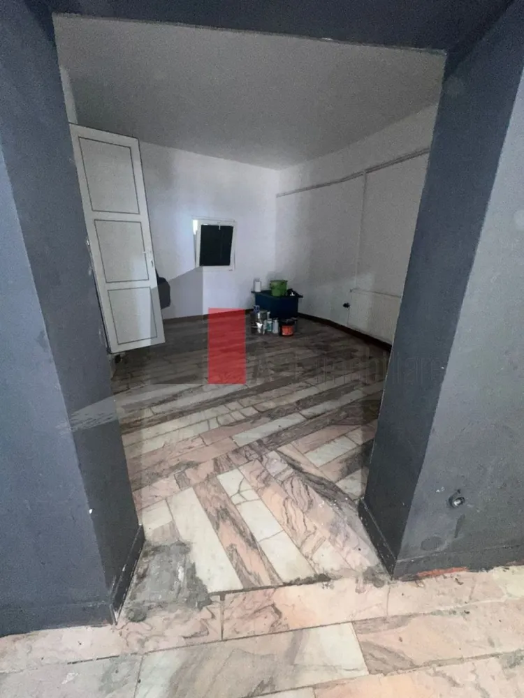 Spatiu comercial de inchiriat in zona Piata Matache/Gara de Nord/ Zona Buzesti - Spațiu comercial premium de închiriat – locație excelentă, ideal pentru HoReCa, retail sau servicii

Vă propunem spre închiriere un spațiu comercial cu un potențial foarte bun de dezvoltare, amplasat într-o zonă intens circulată și aflată în plină dezvoltare comercială și socială. Proprietatea beneficiază de o poziționare strategică, cu expunere foarte bună și acces facil, fiind potrivită atât pentru activități HoReCa, cât și pentru showroom, retail, servicii, clinică, salon sau alte activități comerciale.

Spațiul dispune de aproximativ 150 mp utili, compartimentați în 3 încăperi, cu posibilitatea de recompartimentare sau divizare în funcție de necesitățile activității desfășurate. Configurația actuală permite amenajarea flexibilă a spațiului, atât pentru open-space, cât și pentru zone separate de lucru sau servire.

În completarea spațiului principal, proprietatea beneficiază și de o încăpere suplimentară situată la demisol, generoasă ca suprafață, ideală pentru depozitare, birou administrativ, cameră tehnică sau orice alt tip de activitate auxiliară necesară desfășurării businessului.

Printre avantajele tehnice și funcționale ale proprietății se numără:

Alimentare cu curent trifazic

Racord la gaz

Posibilitate de instalare hotă profesională și burlan

Vitrină generoasă de aproximativ 10 metri liniari

Fațadă cu deschidere de aproximativ 12-13 metri liniari

Două căi de acces, ideale pentru clienți, aprovizionare sau organizare eficientă a fluxului intern

2 grupuri sanitare

Acces facil și locuri de parcare disponibile în imediata apropiere

Unul dintre cele mai importante avantaje ale acestei locații este dinamica zonei și traficul pietonal în continuă creștere. Primăria organizează periodic evenimente publice, târguri și activități în piața din apropiere, iar în weekend strada devine zonă pietonală dedicată evenimentelor și circulației publice. Accesul auto rămâne permis pentru clienți și aprovizionare, ceea ce oferă un echilibru foarte bun între vizibilitate, accesibilitate și confort operațional.

Acest context generează un flux constant și ridicat de persoane în zonă, oferind o expunere excelentă pentru orice tip de afacere și un avantaj important în dezvoltarea unui business orientat către clienți.

Spațiul este recomandat în special pentru:

Restaurant

Cafenea

Wine bar

Bistro

Cofetărie/patiserie

Fast food premium

Pub/lounge

Showroom

Magazin specializat

Clinică sau servicii premium

Datorită poziției, vizibilității și caracteristicilor tehnice, proprietatea reprezintă o oportunitate foarte bună pentru dezvoltarea unei afaceri într-o zonă activă și cu potențial comercial ridicat.

Pentru informații suplimentare, detalii tehnice sau programarea unei vizionări, vă stăm la dispoziție.