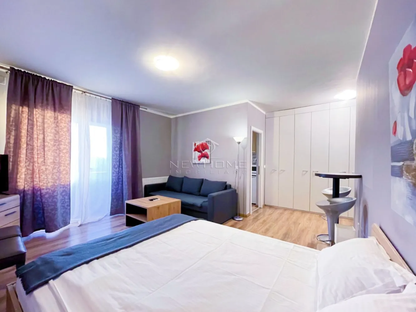Apartament 1 camera, Parcare, zona Iulius Mall Park Lake - NewHOME imobiliare ofera in EXCLUSIVITATE spre inchiriere un apartament modern cu 1 camera semidecomandat, in ansamblul rezidential Park Lake, zona Iulius Mall. Apartamentul dispune de o suprafata utila de 38 mp + balcon, amplasat la etajul 9 din 10 al unui imobil nou finalizat in anul 2023. Pozitionarea sa ofera sansa de a va bucura in fiecare zi de o panorama superba spre lacul Gheorgheni. Compartimentat astfel: hol, bucatarie, camera, baie, balcon, posibilitate loc de PARCARE subteran 60 euro pe luna. Pentru confortul Dvs. se inchiriaza complet mobilat/utilat, dotat cu centrala termica proprie, AER conditionat, electrocasnice de calitate. Avand in vedere poziția si avantajele, zona este una de mare interes, fiind in apropiere de centrul comercial Iulius Mall, Porsche Engineering, facultatea FSEGA, Business centre, Iulius Park, etc. Pentru mai multe informatii si pentru a programa o vizionare, contactati-ne cu incredere!