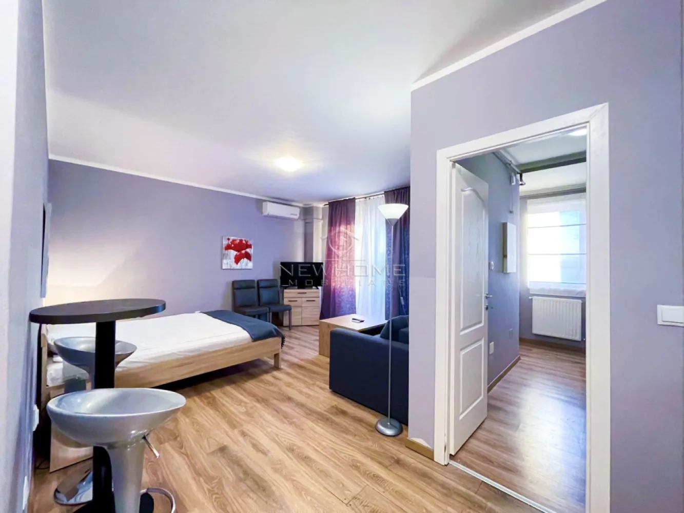 Apartament 1 camera, Parcare, zona Iulius Mall Park Lake - NewHOME imobiliare ofera in EXCLUSIVITATE spre inchiriere un apartament modern cu 1 camera semidecomandat, in ansamblul rezidential Park Lake, zona Iulius Mall. Apartamentul dispune de o suprafata utila de 38 mp + balcon, amplasat la etajul 9 din 10 al unui imobil nou finalizat in anul 2023. Pozitionarea sa ofera sansa de a va bucura in fiecare zi de o panorama superba spre lacul Gheorgheni. Compartimentat astfel: hol, bucatarie, camera, baie, balcon, posibilitate loc de PARCARE subteran 60 euro pe luna. Pentru confortul Dvs. se inchiriaza complet mobilat/utilat, dotat cu centrala termica proprie, AER conditionat, electrocasnice de calitate. Avand in vedere poziția si avantajele, zona este una de mare interes, fiind in apropiere de centrul comercial Iulius Mall, Porsche Engineering, facultatea FSEGA, Business centre, Iulius Park, etc. Pentru mai multe informatii si pentru a programa o vizionare, contactati-ne cu incredere!