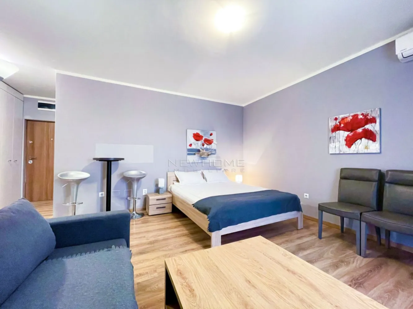 Apartament 1 camera, Parcare, zona Iulius Mall Park Lake - NewHOME imobiliare ofera in EXCLUSIVITATE spre inchiriere un apartament modern cu 1 camera semidecomandat, in ansamblul rezidential Park Lake, zona Iulius Mall. Apartamentul dispune de o suprafata utila de 38 mp + balcon, amplasat la etajul 9 din 10 al unui imobil nou finalizat in anul 2023. Pozitionarea sa ofera sansa de a va bucura in fiecare zi de o panorama superba spre lacul Gheorgheni. Compartimentat astfel: hol, bucatarie, camera, baie, balcon, posibilitate loc de PARCARE subteran 60 euro pe luna. Pentru confortul Dvs. se inchiriaza complet mobilat/utilat, dotat cu centrala termica proprie, AER conditionat, electrocasnice de calitate. Avand in vedere poziția si avantajele, zona este una de mare interes, fiind in apropiere de centrul comercial Iulius Mall, Porsche Engineering, facultatea FSEGA, Business centre, Iulius Park, etc. Pentru mai multe informatii si pentru a programa o vizionare, contactati-ne cu incredere!