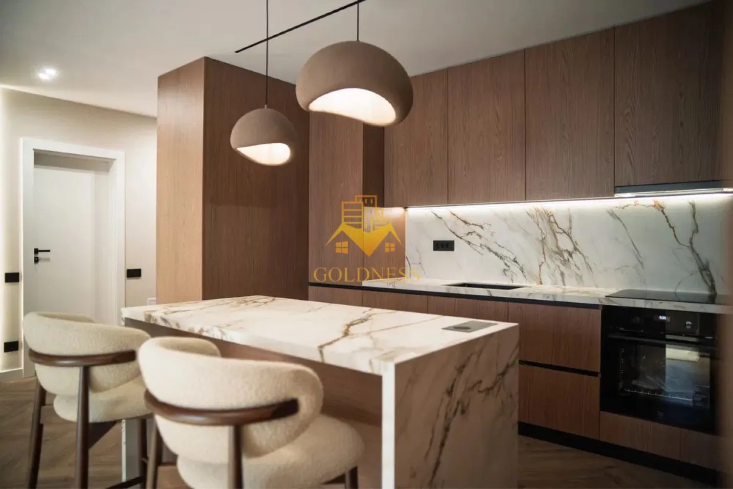2 camere, premium, bloc nou, Marasti, The Nest, The Ofiice, 21 Dec - GOLDNESS Imobiliare vă propune spre închiriere un apartament cu 2 camere complet mobilat și utilat, la etajul 1 într-un imobil de 7 etaje, în cartierul Marasti. Apartamentul este compartimentat astfel:
 - dormitor cu pat matrimonial, dressing, noptiere
 - living cu bucatarie open-space complet utilată, canapea, loc de servit masa 
 - baie cu cabina de dus, calorifer port prosop inox și dulap pentru depozitare.
 - terasa de 10 mp.

Imobilul este dotat cu toate cele necesare- centrală proprie, mașină de spălat haine, frigider, plită electrică, hotă, TV, etc. 
Se află în apropierea stațiilor de transport în comun, magazine, restaurante, spații verzi, farmacii, etc. 
Dispune de parcare subterana inclusa in pret!

Dacă sunteți interesați de acest apartament și doriți să îl vizionați, dar și pentru alte oferte sau detalii nu ezitați să ne contactați telefonic sau prin e-mail - goldnessimobiliare@gmail.com. Vă stăm la dispoziție!