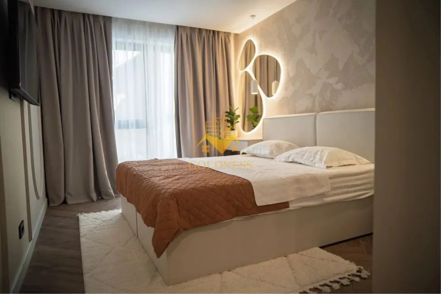 2 camere, premium, bloc nou, Marasti, The Nest, The Ofiice, 21 Dec - GOLDNESS Imobiliare vă propune spre închiriere un apartament cu 2 camere complet mobilat și utilat, la etajul 1 într-un imobil de 7 etaje, în cartierul Marasti. Apartamentul este compartimentat astfel:
 - dormitor cu pat matrimonial, dressing, noptiere
 - living cu bucatarie open-space complet utilată, canapea, loc de servit masa 
 - baie cu cabina de dus, calorifer port prosop inox și dulap pentru depozitare.
 - terasa de 10 mp.

Imobilul este dotat cu toate cele necesare- centrală proprie, mașină de spălat haine, frigider, plită electrică, hotă, TV, etc. 
Se află în apropierea stațiilor de transport în comun, magazine, restaurante, spații verzi, farmacii, etc. 
Dispune de parcare subterana inclusa in pret!

Dacă sunteți interesați de acest apartament și doriți să îl vizionați, dar și pentru alte oferte sau detalii nu ezitați să ne contactați telefonic sau prin e-mail - goldnessimobiliare@gmail.com. Vă stăm la dispoziție!