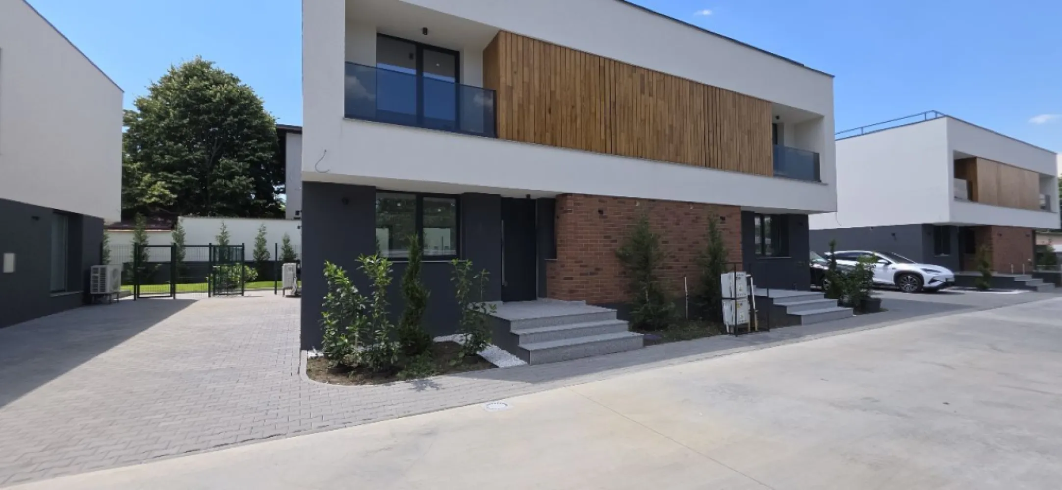 Giulesti duplex P+1 4 camere de vanzare - K Imobiliare propune in Giulesti spre vanzare ansamblu rezidential format din 10 locuinte cuplate, tip duplex, situate in sector 6, Bucuresti.
Va propunem spre vanzare ultimile 3 locuinte cuplate.
Detalii generale :
Suprafete pt. fiecare locuinta:
Parter :
-Suprafata Parter - 74 mp
 compartimentat astfel:
- Living +Dining, Bucatarie, Grup Sanitar, Camera Tehnica, Depozitare hol acces si o terasa generoasa in curtea din spatele casei cu suprafata de 18mp.
Etaj :
-Suprafata Etaj - 67 mp
 compartimentat astfel:
- Dormitor matrimonial cu dressing si baie proprie, 2 Dormitoare, Baie pentru cele 2 dormitoare si 2 terase/balcoane.
- Casa se preda la cheie cu finisaje incluse in pret.
Structura de beton armat pe cadre:
Cărămidă exterioară 32 cm iar compartimentările interioare cărămidă de 11,5 cm
Peretele comun dintre case este de cărămidă 32cm si placat pe ambele părți cu rigips fonic pe structura de 10 cm cu vata la interior:
Finisaje: 
Tamplarie PVC cu rupere termica;
Usa acces aluminiu;
Baterii Grohe;
Obiecte sanitare Ideal standard;
Placari ceramice - Italia;
Finisaje fatada - Placari lemn termotratat,polistiren EPS 100 de 15 cm si vata bazilica:
Caramida aparenta Caparol;
Balustrada din sticla.
- Incalzire in pardoseala parter si etaj. Panou electric atat la parter cat si la etaj.
- Aer conditionat multisplit 4 unitati interne Ariston de câte 12000 btu
-Curte amenajata cu gazon .
-Gard viu intre proprietati.
-Utilitati : Gaz, Curent,Apa , Canalizare, Fibra Optica
In imediată apropiere de: grădiniţa, şcoală,etc. Statia de Ratb se afla in fata complexului.

Pret 295000 euro + TVA in cota legala