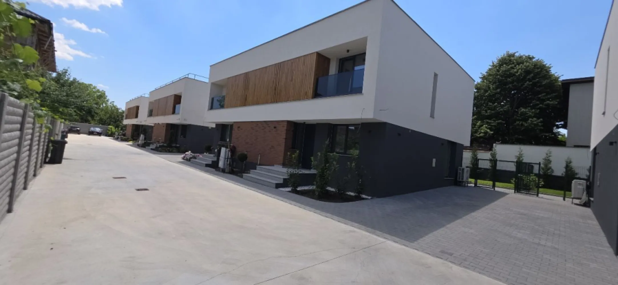 Giulesti duplex P+1 4 camere de vanzare - K Imobiliare propune in Giulesti spre vanzare ansamblu rezidential format din 10 locuinte cuplate, tip duplex, situate in sector 6, Bucuresti.
Va propunem spre vanzare ultimile 3 locuinte cuplate.
Detalii generale :
Suprafete pt. fiecare locuinta:
Parter :
-Suprafata Parter - 74 mp
 compartimentat astfel:
- Living +Dining, Bucatarie, Grup Sanitar, Camera Tehnica, Depozitare hol acces si o terasa generoasa in curtea din spatele casei cu suprafata de 18mp.
Etaj :
-Suprafata Etaj - 67 mp
 compartimentat astfel:
- Dormitor matrimonial cu dressing si baie proprie, 2 Dormitoare, Baie pentru cele 2 dormitoare si 2 terase/balcoane.
- Casa se preda la cheie cu finisaje incluse in pret.
Structura de beton armat pe cadre:
Cărămidă exterioară 32 cm iar compartimentările interioare cărămidă de 11,5 cm
Peretele comun dintre case este de cărămidă 32cm si placat pe ambele părți cu rigips fonic pe structura de 10 cm cu vata la interior:
Finisaje: 
Tamplarie PVC cu rupere termica;
Usa acces aluminiu;
Baterii Grohe;
Obiecte sanitare Ideal standard;
Placari ceramice - Italia;
Finisaje fatada - Placari lemn termotratat,polistiren EPS 100 de 15 cm si vata bazilica:
Caramida aparenta Caparol;
Balustrada din sticla.
- Incalzire in pardoseala parter si etaj. Panou electric atat la parter cat si la etaj.
- Aer conditionat multisplit 4 unitati interne Ariston de câte 12000 btu
-Curte amenajata cu gazon .
-Gard viu intre proprietati.
-Utilitati : Gaz, Curent,Apa , Canalizare, Fibra Optica
In imediată apropiere de: grădiniţa, şcoală,etc. Statia de Ratb se afla in fata complexului.

Pret 295000 euro + TVA in cota legala