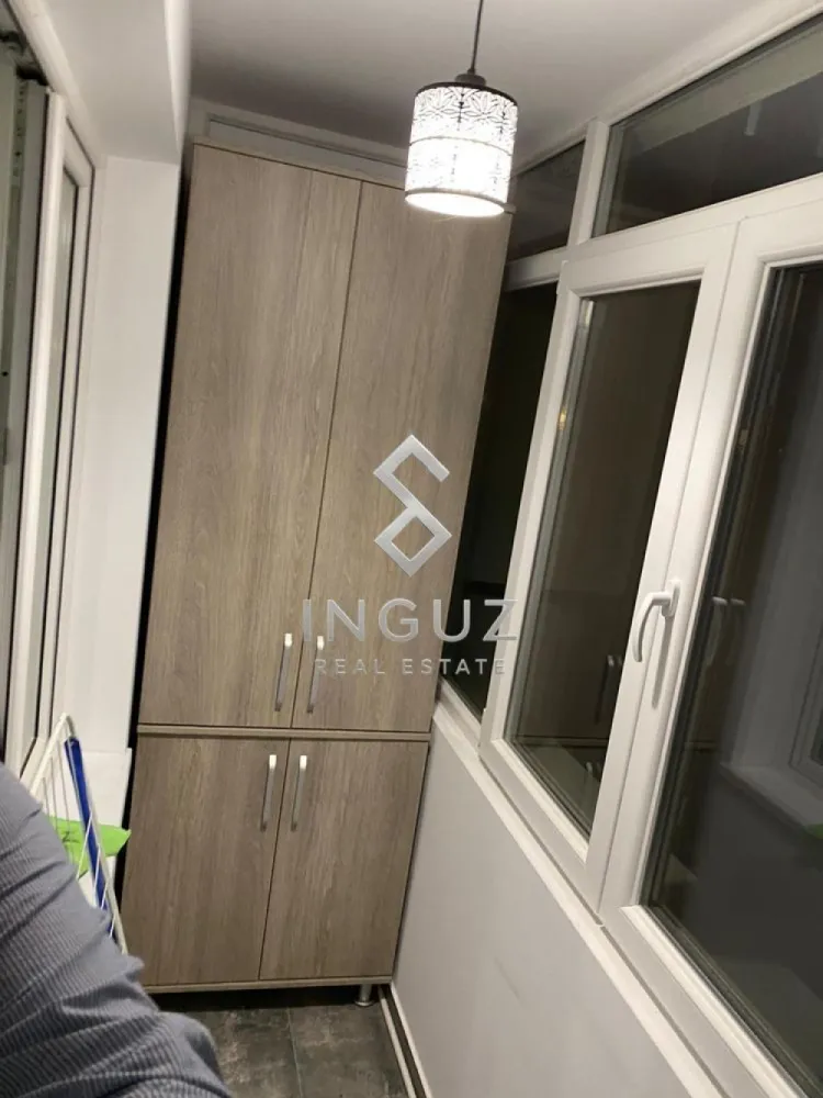 DE ÎNCHIRIAT – APARTAMENT 3 CAMERE – ZONA OBOR – MAȘINA DE PÂINE - DE ÎNCHIRIAT – APARTAMENT 3 CAMERE – ZONA OBOR – MAȘINA DE PÂINE

Preț: 630 € / lună

Oferim spre închiriere un apartament cu 3 camere, decomandat, situat în zona Obor – Colentina, pe Strada Mașina de Pâine, Sector 2. Proprietatea este recent renovată și se află la parter înalt într-un bloc reabilitat termic.

Detalii proprietate:
• 3 camere
• Suprafață utilă: 70 mp
• Compartimentare decomandată
• Parter înalt
• Complet mobilat și utilat
• Apartament recent renovat
• Tot mobilierul și electrocasnicele sunt noi
• Bloc reabilitat termic
• Disponibil imediat

Avantaje:
• La aproximativ 6 minute de mers pe jos de stația de metrou Obor
• Acces rapid către zona Obor, Colentina și centrul orașului
• Magazine, supermarketuri, școli, farmacii și alte facilități în imediata apropiere
• Zonă cu multiple mijloace de transport în comun

Condiții:
• Contract de închiriere
• Comision agenție: 50% din valoarea unei chirii lunare

Inguz Real Estate

📱 +40 774 017 567 (WhatsApp)
✉️ info.inguzrealestate.com