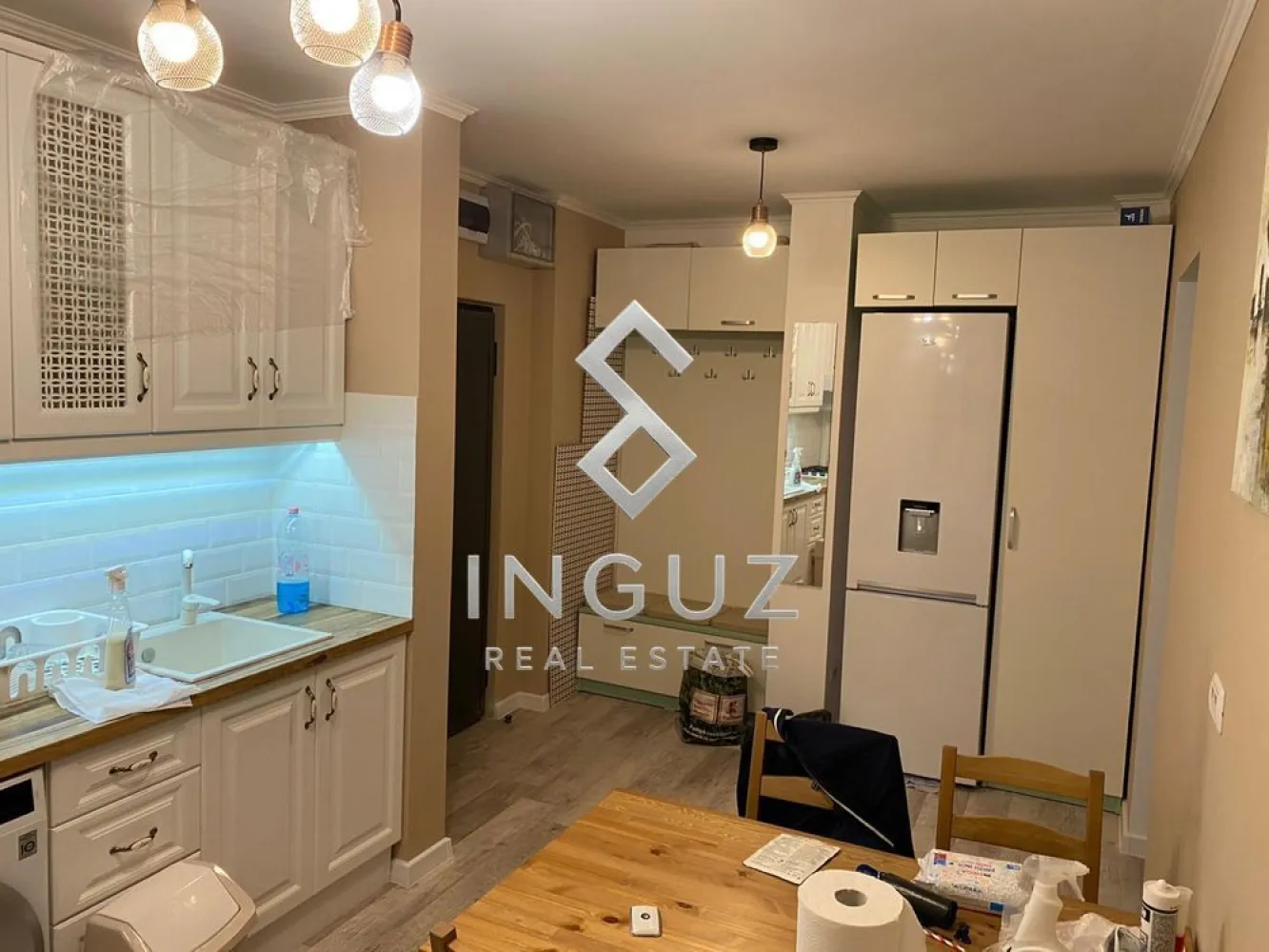 DE ÎNCHIRIAT – APARTAMENT 3 CAMERE – ZONA OBOR – MAȘINA DE PÂINE - DE ÎNCHIRIAT – APARTAMENT 3 CAMERE – ZONA OBOR – MAȘINA DE PÂINE

Preț: 630 € / lună

Oferim spre închiriere un apartament cu 3 camere, decomandat, situat în zona Obor – Colentina, pe Strada Mașina de Pâine, Sector 2. Proprietatea este recent renovată și se află la parter înalt într-un bloc reabilitat termic.

Detalii proprietate:
• 3 camere
• Suprafață utilă: 70 mp
• Compartimentare decomandată
• Parter înalt
• Complet mobilat și utilat
• Apartament recent renovat
• Tot mobilierul și electrocasnicele sunt noi
• Bloc reabilitat termic
• Disponibil imediat

Avantaje:
• La aproximativ 6 minute de mers pe jos de stația de metrou Obor
• Acces rapid către zona Obor, Colentina și centrul orașului
• Magazine, supermarketuri, școli, farmacii și alte facilități în imediata apropiere
• Zonă cu multiple mijloace de transport în comun

Condiții:
• Contract de închiriere
• Comision agenție: 50% din valoarea unei chirii lunare

Inguz Real Estate

📱 +40 774 017 567 (WhatsApp)
✉️ info.inguzrealestate.com