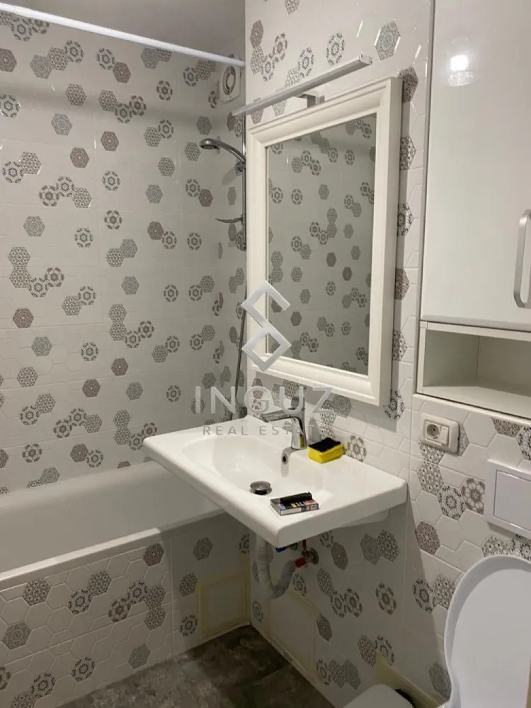 DE ÎNCHIRIAT – APARTAMENT 3 CAMERE – ZONA OBOR – MAȘINA DE PÂINE - DE ÎNCHIRIAT – APARTAMENT 3 CAMERE – ZONA OBOR – MAȘINA DE PÂINE

Preț: 630 € / lună

Oferim spre închiriere un apartament cu 3 camere, decomandat, situat în zona Obor – Colentina, pe Strada Mașina de Pâine, Sector 2. Proprietatea este recent renovată și se află la parter înalt într-un bloc reabilitat termic.

Detalii proprietate:
• 3 camere
• Suprafață utilă: 70 mp
• Compartimentare decomandată
• Parter înalt
• Complet mobilat și utilat
• Apartament recent renovat
• Tot mobilierul și electrocasnicele sunt noi
• Bloc reabilitat termic
• Disponibil imediat

Avantaje:
• La aproximativ 6 minute de mers pe jos de stația de metrou Obor
• Acces rapid către zona Obor, Colentina și centrul orașului
• Magazine, supermarketuri, școli, farmacii și alte facilități în imediata apropiere
• Zonă cu multiple mijloace de transport în comun

Condiții:
• Contract de închiriere
• Comision agenție: 50% din valoarea unei chirii lunare

Inguz Real Estate

📱 +40 774 017 567 (WhatsApp)
✉️ info.inguzrealestate.com