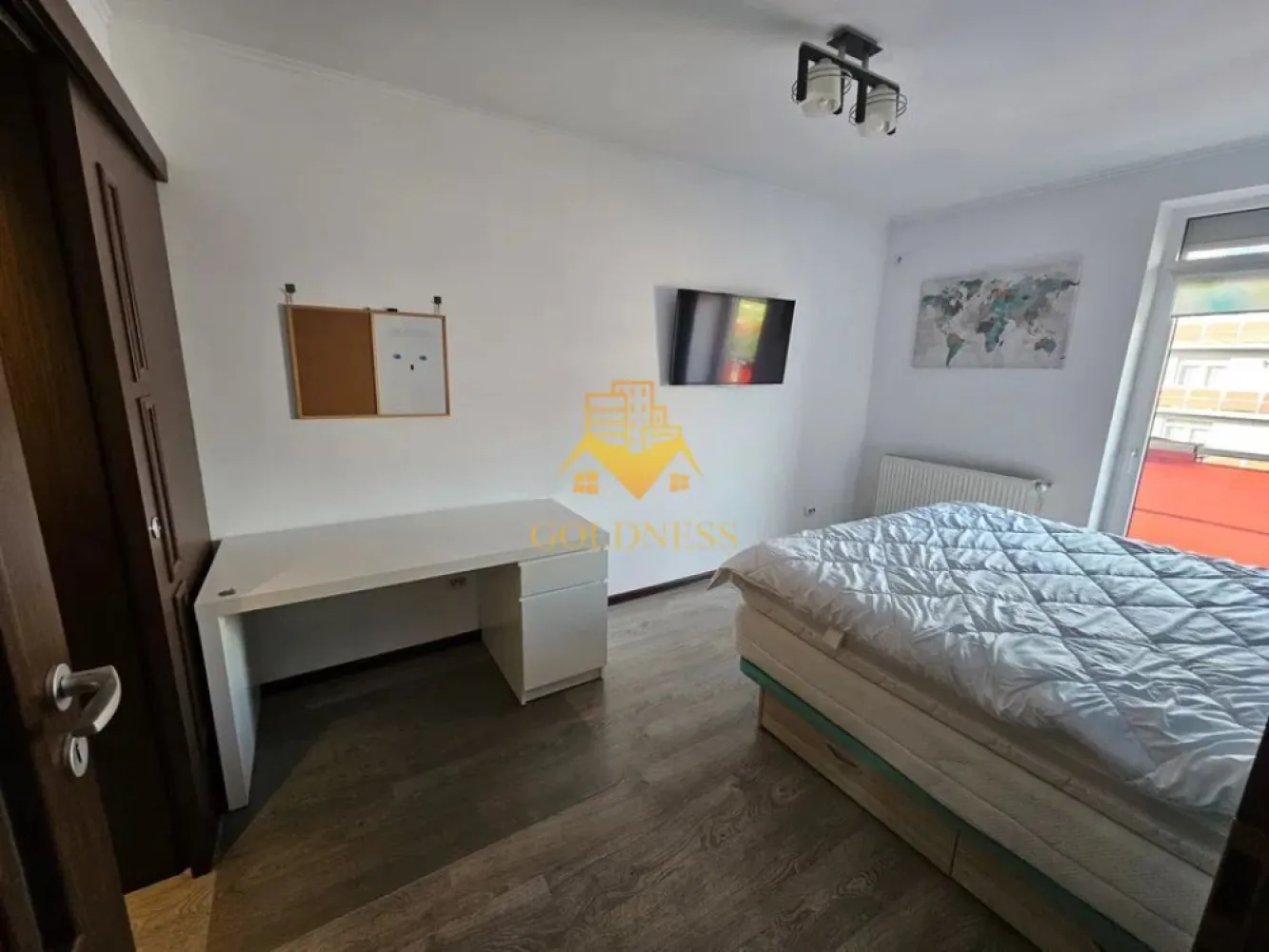 2 camere, parcare, Zorilor Zona UMF, Obserbatorului, Pet Friendly - GOLDNESS Imobiliare vă propune spre închiriere un apartament cu 2 camere complet mobilat și utilat, la etajul 4 într-un imobil de 4 etaje, în Cartierul Zorilor.

Se află în apropierea stațiilor de transport în comun, magazine, restaurante, spații verzi, farmacii, etc. 

Apartamentul este compartimentat astfel:
 - dormitor cu pat matrimonial, noptiere, biblioteca, comoda TV
 - living cu bucatarie open space complet utilată și mobilată, canapea extensibilă, loc de servit masa, dulap pentru haine si cuier
 - baie cu cada, calorifer port prosop și dulap pentru depozitare.
 - terasa de 10 mp.

Imobilul este dotat cu toate cele necesare- centrală proprie, frigider, aragaz, hotă, mașină de spălat haine, etc. 

Dacă sunteți interesați de acest apartament și doriți să îl vizionați, dar și pentru alte oferte nu ezitați să ne contactați telefonic sau prin e-mail. Vă stăm la dispoziție!
Pentru intermediere se percepe un comision de 50% din prețul chiriei!