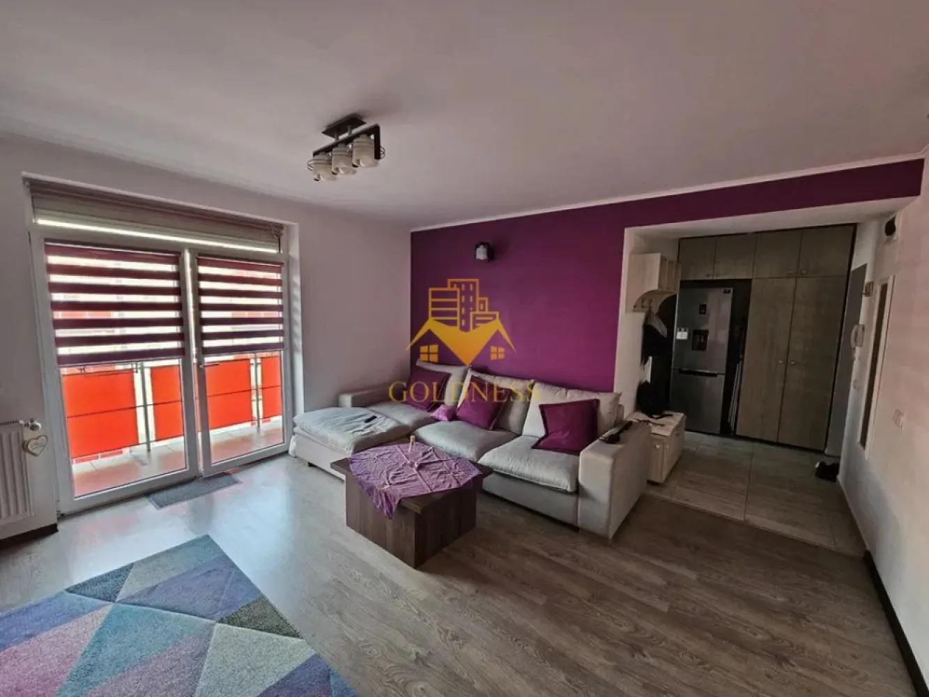2 camere, parcare, Zorilor Zona UMF, Obserbatorului, Pet Friendly - GOLDNESS Imobiliare vă propune spre închiriere un apartament cu 2 camere complet mobilat și utilat, la etajul 4 într-un imobil de 4 etaje, în Cartierul Zorilor.

Se află în apropierea stațiilor de transport în comun, magazine, restaurante, spații verzi, farmacii, etc. 

Apartamentul este compartimentat astfel:
 - dormitor cu pat matrimonial, noptiere, biblioteca, comoda TV
 - living cu bucatarie open space complet utilată și mobilată, canapea extensibilă, loc de servit masa, dulap pentru haine si cuier
 - baie cu cada, calorifer port prosop și dulap pentru depozitare.
 - terasa de 10 mp.

Imobilul este dotat cu toate cele necesare- centrală proprie, frigider, aragaz, hotă, mașină de spălat haine, etc. 

Dacă sunteți interesați de acest apartament și doriți să îl vizionați, dar și pentru alte oferte nu ezitați să ne contactați telefonic sau prin e-mail. Vă stăm la dispoziție!
Pentru intermediere se percepe un comision de 50% din prețul chiriei!