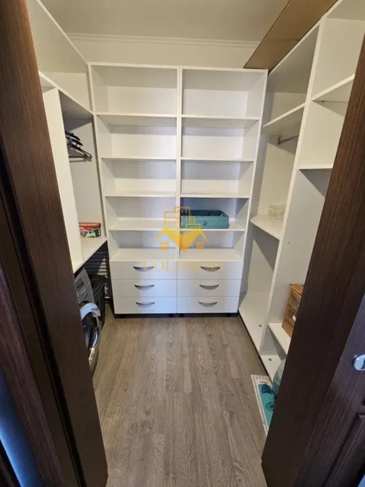 2 camere, parcare, Zorilor Zona UMF, Obserbatorului, Pet Friendly - GOLDNESS Imobiliare vă propune spre închiriere un apartament cu 2 camere complet mobilat și utilat, la etajul 4 într-un imobil de 4 etaje, în Cartierul Zorilor.

Se află în apropierea stațiilor de transport în comun, magazine, restaurante, spații verzi, farmacii, etc. 

Apartamentul este compartimentat astfel:
 - dormitor cu pat matrimonial, noptiere, biblioteca, comoda TV
 - living cu bucatarie open space complet utilată și mobilată, canapea extensibilă, loc de servit masa, dulap pentru haine si cuier
 - baie cu cada, calorifer port prosop și dulap pentru depozitare.
 - terasa de 10 mp.

Imobilul este dotat cu toate cele necesare- centrală proprie, frigider, aragaz, hotă, mașină de spălat haine, etc. 

Dacă sunteți interesați de acest apartament și doriți să îl vizionați, dar și pentru alte oferte nu ezitați să ne contactați telefonic sau prin e-mail. Vă stăm la dispoziție!
Pentru intermediere se percepe un comision de 50% din prețul chiriei!