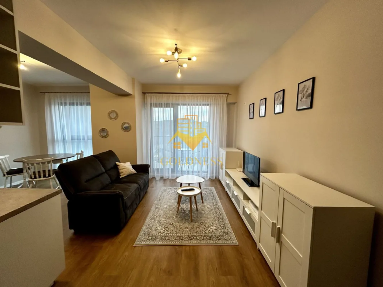 2 camere open space, Premium, Parcare, West City Tower, Manastur - GOLDNESS Imobiliare vă propune spre închiriere un apartament cu 2 camere complet mobilat și utilat, la etajul 13 într-un imobil de 25 etaje, în Cartierul Manastur.
Dispune de loc de parcare inclusa!
Se află în apropierea stațiilor de transport în comun, magazine, restaurante, spații verzi, farmacii, etc. 

Apartamentul este compartimentat astfel:
 - dormitor cu pat matrimonial, dressing, noptiere
 - living cu bucatarie open space complet utilată și mobilată, canapea, loc de servit masa 
 - baie cu cabina de dus, calorifer port prosop și dulap pentru depozitare.
 - balcon de 5 mp.

Imobilul este dotat cu toate cele necesare- centrală proprie, frigider plita, hotă, mașină de spălat haine, etc. 

Dacă sunteți interesați de acest apartament și doriți să îl vizionați, dar și pentru alte oferte nu ezitați să ne contactați telefonic sau prin e-mail. Vă stăm la dispoziție!
Pentru intermediere se percepe un comision de 50% din prețul chiriei!