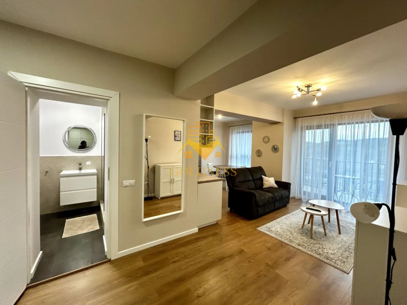 2 camere open space, Premium, Parcare, West City Tower, Manastur - GOLDNESS Imobiliare vă propune spre închiriere un apartament cu 2 camere complet mobilat și utilat, la etajul 13 într-un imobil de 25 etaje, în Cartierul Manastur.
Dispune de loc de parcare inclusa!
Se află în apropierea stațiilor de transport în comun, magazine, restaurante, spații verzi, farmacii, etc. 

Apartamentul este compartimentat astfel:
 - dormitor cu pat matrimonial, dressing, noptiere
 - living cu bucatarie open space complet utilată și mobilată, canapea, loc de servit masa 
 - baie cu cabina de dus, calorifer port prosop și dulap pentru depozitare.
 - balcon de 5 mp.

Imobilul este dotat cu toate cele necesare- centrală proprie, frigider plita, hotă, mașină de spălat haine, etc. 

Dacă sunteți interesați de acest apartament și doriți să îl vizionați, dar și pentru alte oferte nu ezitați să ne contactați telefonic sau prin e-mail. Vă stăm la dispoziție!
Pentru intermediere se percepe un comision de 50% din prețul chiriei!