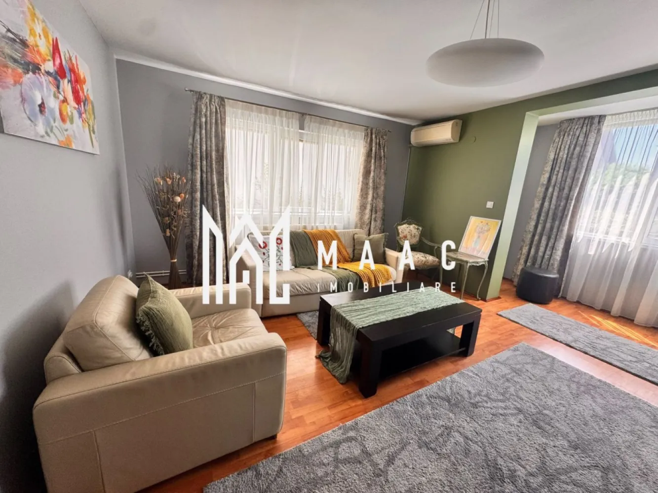 Apartament 3 camere | Gradina | Parcare | Renovat | Selimbar - MAAC Imobiliare ofera spre inchiriere apartament cu 3 camere, complet mobilat si utilat, in zona Pictor Brana - Selimbar (la 15 minute de mers pe jos de Shopping City).

Prima inchiriere si disponibilitate imediata.

Compartimentarea: living cu acces pe balcon de tip logie, 2 dormitoare spatioase, 1 baie. bucatarie separata cu zona de dining, hol.

Aferent - 2 locuri de parcare si gradina proprie.

Facilitati:

2 unități de aer condiționat daikin, frigider nou, mașina de vase nouă, expresor cafea nou, plită cu inducție, uscător de rufe, aspirator, fier de călcat, masă de călcat, set veselă, set oale, set textile pt pat câte 2 seturi pt fiecare dormitor, 2 pilote puf de gâscă , câte 1 pt fiecare pat, marca Ikea, gradina rustic amenajată, 2 locuri de parcare, în clădire cu doar 2 etaje și 6 apartamente, zona liniștită, fără trafic.

Se percepe o chirie in avans, garantie in cuantumul unei chirii lunare si se inchiriaza pe minim 12 luni.

Pentru mai multe detalii, va rugam specificati telefonic: CP3085525