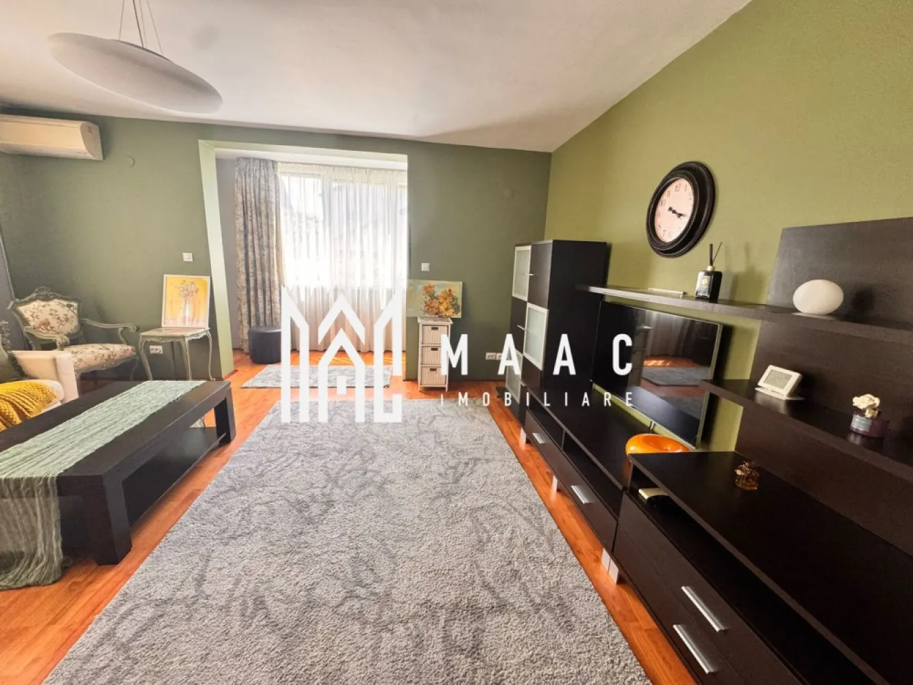 Apartament 3 camere | Gradina | Parcare | Renovat | Selimbar - MAAC Imobiliare ofera spre inchiriere apartament cu 3 camere, complet mobilat si utilat, in zona Pictor Brana - Selimbar (la 15 minute de mers pe jos de Shopping City).

Prima inchiriere si disponibilitate imediata.

Compartimentarea: living cu acces pe balcon de tip logie, 2 dormitoare spatioase, 1 baie. bucatarie separata cu zona de dining, hol.

Aferent - 2 locuri de parcare si gradina proprie.

Facilitati:

2 unități de aer condiționat daikin, frigider nou, mașina de vase nouă, expresor cafea nou, plită cu inducție, uscător de rufe, aspirator, fier de călcat, masă de călcat, set veselă, set oale, set textile pt pat câte 2 seturi pt fiecare dormitor, 2 pilote puf de gâscă , câte 1 pt fiecare pat, marca Ikea, gradina rustic amenajată, 2 locuri de parcare, în clădire cu doar 2 etaje și 6 apartamente, zona liniștită, fără trafic.

Se percepe o chirie in avans, garantie in cuantumul unei chirii lunare si se inchiriaza pe minim 12 luni.

Pentru mai multe detalii, va rugam specificati telefonic: CP3085525