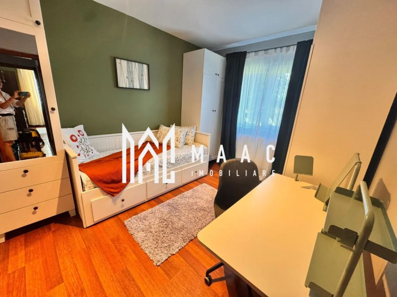 Apartament 3 camere | Gradina | Parcare | Renovat | Selimbar - MAAC Imobiliare ofera spre inchiriere apartament cu 3 camere, complet mobilat si utilat, in zona Pictor Brana - Selimbar (la 15 minute de mers pe jos de Shopping City).

Prima inchiriere si disponibilitate imediata.

Compartimentarea: living cu acces pe balcon de tip logie, 2 dormitoare spatioase, 1 baie. bucatarie separata cu zona de dining, hol.

Aferent - 2 locuri de parcare si gradina proprie.

Facilitati:

2 unități de aer condiționat daikin, frigider nou, mașina de vase nouă, expresor cafea nou, plită cu inducție, uscător de rufe, aspirator, fier de călcat, masă de călcat, set veselă, set oale, set textile pt pat câte 2 seturi pt fiecare dormitor, 2 pilote puf de gâscă , câte 1 pt fiecare pat, marca Ikea, gradina rustic amenajată, 2 locuri de parcare, în clădire cu doar 2 etaje și 6 apartamente, zona liniștită, fără trafic.

Se percepe o chirie in avans, garantie in cuantumul unei chirii lunare si se inchiriaza pe minim 12 luni.

Pentru mai multe detalii, va rugam specificati telefonic: CP3085525