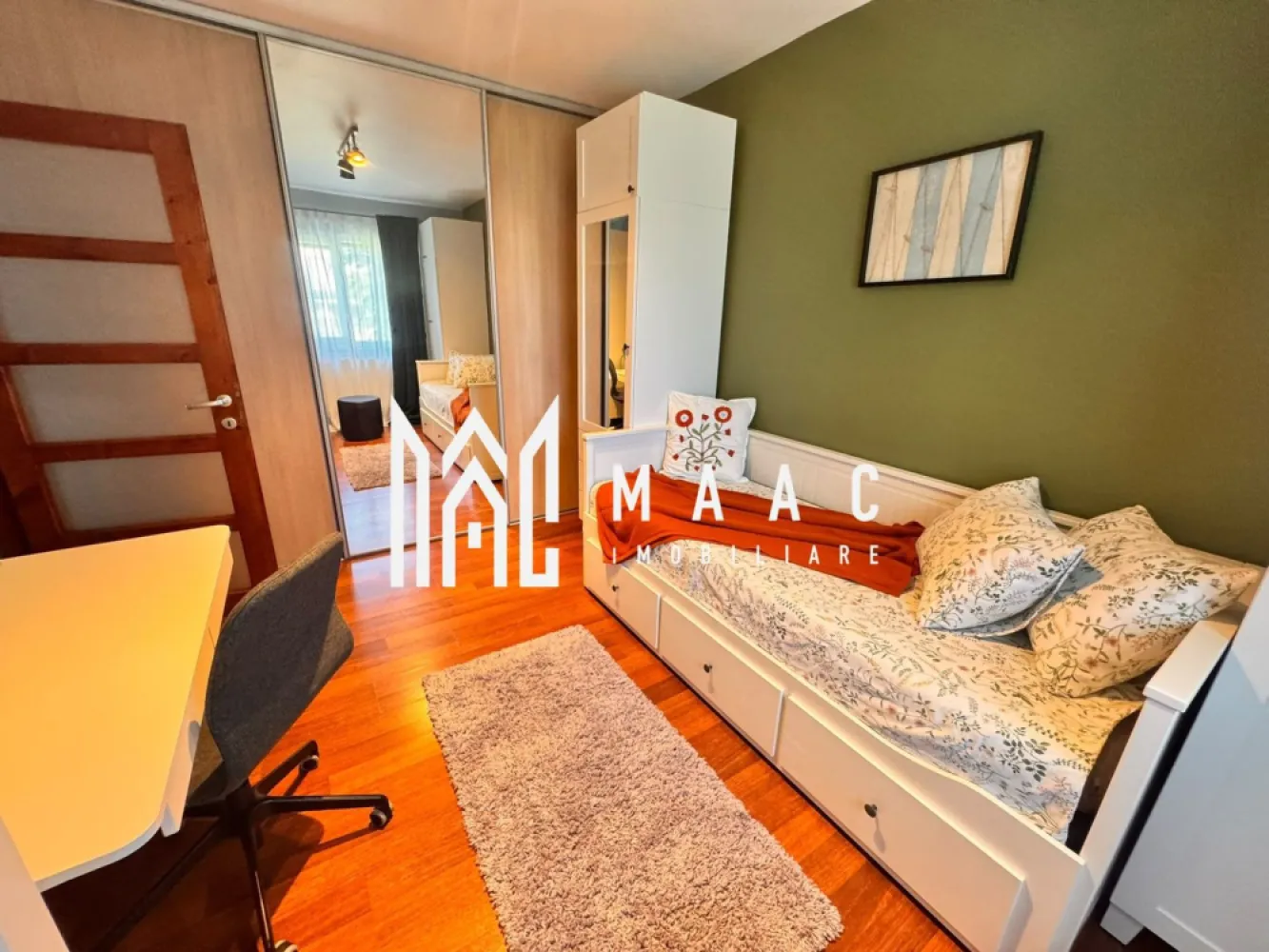 Apartament 3 camere | Gradina | Parcare | Renovat | Selimbar - MAAC Imobiliare ofera spre inchiriere apartament cu 3 camere, complet mobilat si utilat, in zona Pictor Brana - Selimbar (la 15 minute de mers pe jos de Shopping City).

Prima inchiriere si disponibilitate imediata.

Compartimentarea: living cu acces pe balcon de tip logie, 2 dormitoare spatioase, 1 baie. bucatarie separata cu zona de dining, hol.

Aferent - 2 locuri de parcare si gradina proprie.

Facilitati:

2 unități de aer condiționat daikin, frigider nou, mașina de vase nouă, expresor cafea nou, plită cu inducție, uscător de rufe, aspirator, fier de călcat, masă de călcat, set veselă, set oale, set textile pt pat câte 2 seturi pt fiecare dormitor, 2 pilote puf de gâscă , câte 1 pt fiecare pat, marca Ikea, gradina rustic amenajată, 2 locuri de parcare, în clădire cu doar 2 etaje și 6 apartamente, zona liniștită, fără trafic.

Se percepe o chirie in avans, garantie in cuantumul unei chirii lunare si se inchiriaza pe minim 12 luni.

Pentru mai multe detalii, va rugam specificati telefonic: CP3085525