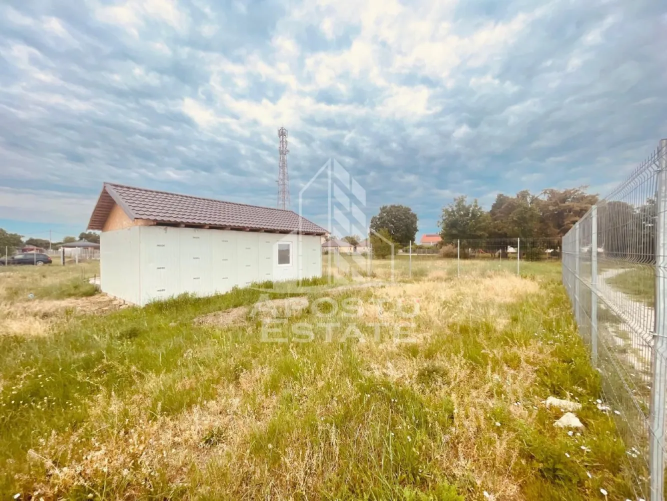 Teren Intravilan cu Constructie Zimandu Nou - Va propunem spre vanzare un teren pentru constructii situat in intravilanul localitatii Zimandu Nou, pozitionat intr-o zona rezidentiala in plina dezvoltare, cu case noi, aflata strategic in spatele gradinitei si a farmaciei INA. Proprietatea ofera o baza excelenta pentru dezvoltarea unui proiect rezidential sau pentru utilizarea imediata a facilitatilor existente.
Detalii Teren si Facilitati
Terenul este complet imprejmuit si beneficiaza de o configuratie practica pentru constructie. Pe suprafata acestuia se regaseste o fantana forata, ideala pentru asigurarea sursei de apa necesare intretinerii sau santierului. Accesul catre proprietate se realizeaza in conditii bune, in fata terenului existand un drum de servitute care asigura calea de acces, in timp ce in partea din spate a terenului este amenajat un trotuar.
Constructie si Utilitati
Un avantaj major al acestei proprietati este existenta unei platforme betonate cu o fundatie de aproximativ 80 mp. Pe o parte a acestei fundatii este deja ridicata o constructie realizata din panouri sandwich, cu o suprafata construita de aproximativ 50 mp. Aceasta structura usoara este deja prevazuta cu racordurile necesare pentru utilitati, putand fi utilizata imediat ca spatiu de depozitare, organizare de santier sau adaptata pentru alte necesitati.
Pozitionarea in zona de case noi, curata si aerisita, alaturi de proximitatea fata de punctele de interes din localitate, precum gradinita si farmacia, confera acestui teren un potential ridicat de investitie pe termen lung.
Pentru detalii suplimentare si pentru programarea unei vizionari la fata locului, va stam cu placere la dispozitie.
ID anunt: CP3167345