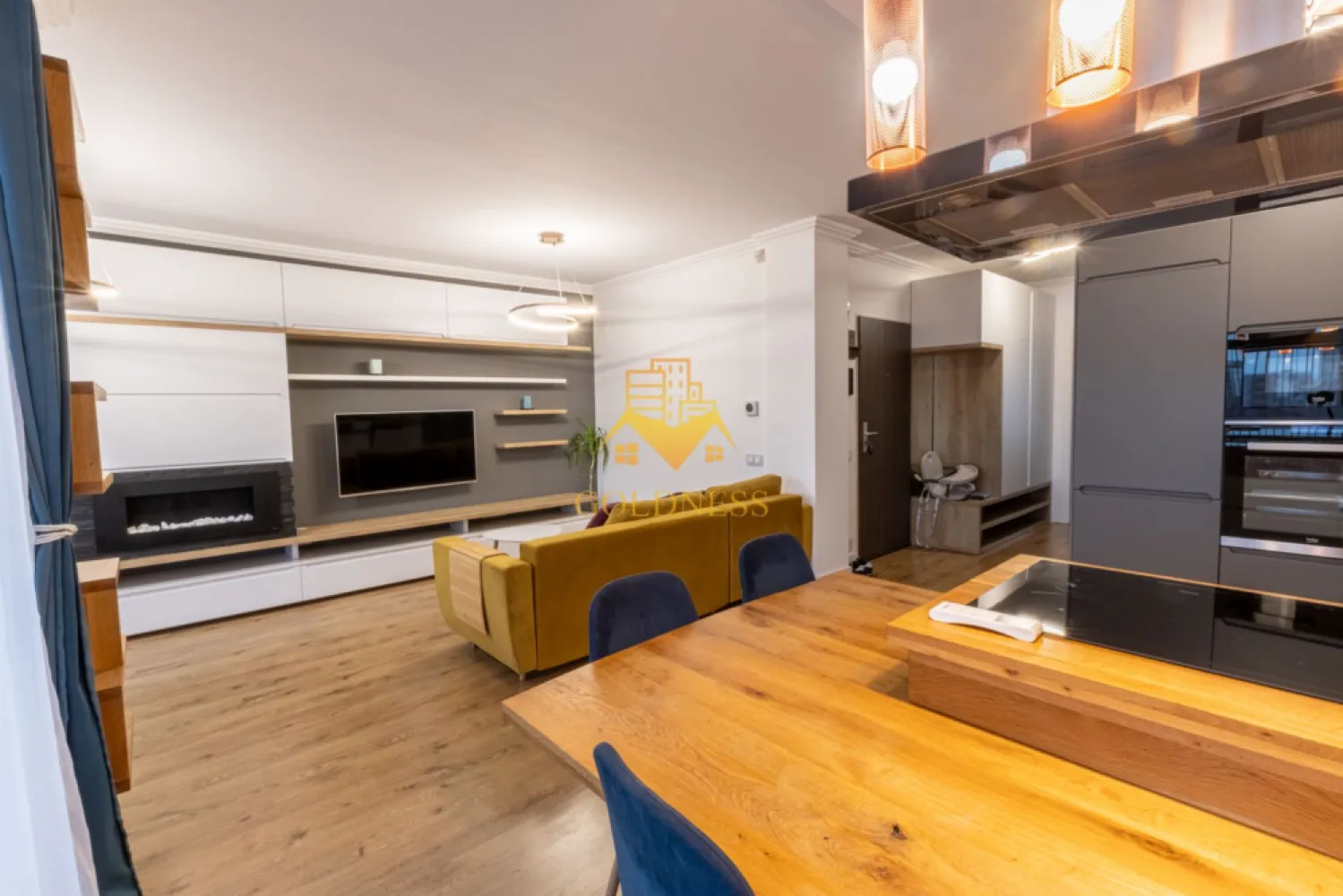 2 camere, Parcare, Premium, Andrei Muresanu Zona Sigma, Calea Turzii - GOLDNESS Imobiliare vă propune spre închiriere un apartament cu 2 camere complet mobilat și utilat, la etajul 3 într-un imobil de 5 etaje, în Cartierul Andrei Muresanu, Zona Augustin Presecan.
Parcare subterana inclusa in pret!

Se află în apropierea stațiilor de transport în comun, magazine, restaurante, spații verzi, farmacii, etc. 

In acest pret sunt incluse 2 curatenii/luna(conditie obligatorie).

Apartamentul este compartimentat astfel:
 - dormitor cu pat matrimonial, dressing, noptiere
 - living cu bucatarie open space complet utilată și mobilată, canapea extensibilă, loc de servit masa 
 - baie cu dus walk-in, calorifer port prosop și dulap pentru depozitare.
 - balcon de 5 mp
 -terasa 8 mp

Imobilul este dotat cu toate cele necesare- centrală proprie, frigider, aragaz, hotă, mașină de spălat haine si vase, tv, aer conditionat, etc. 

Dacă sunteți interesați de acest apartament și doriți să îl vizionați, dar și pentru alte oferte nu ezitați să ne contactați telefonic sau prin e-mail. Vă stăm la dispoziție!
Pentru intermediere se percepe un comision de 50% din prețul chiriei!